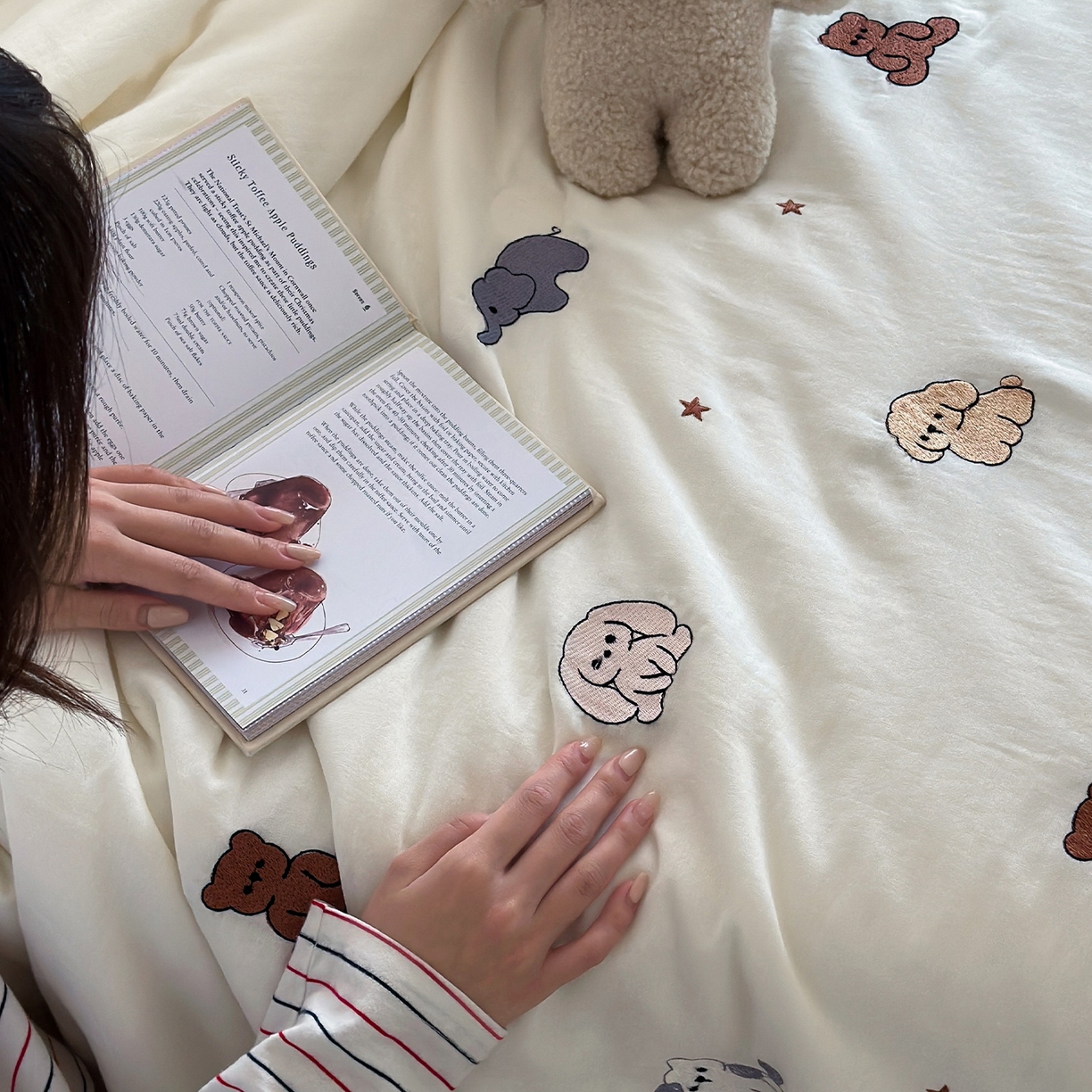 91家纺网 家纺一手货源 找家纺 一加一 2026春夏新款双层纱刺绣大豆夏被-棉纱萌趣 甜梦乐园