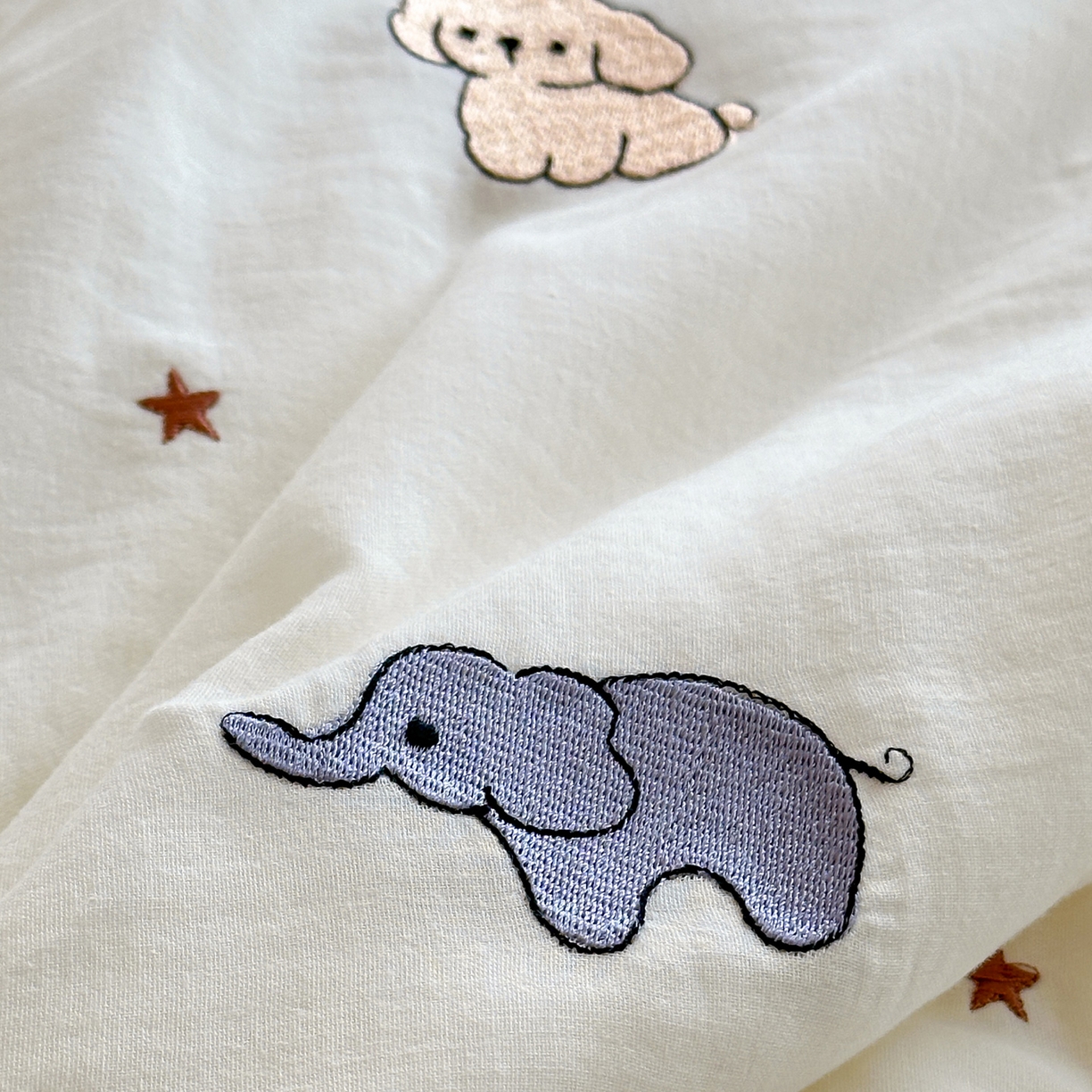 91家纺网 家纺一手货源 找家纺 一加一 2026春夏新款双层纱刺绣大豆夏被-棉纱萌趣 甜梦乐园