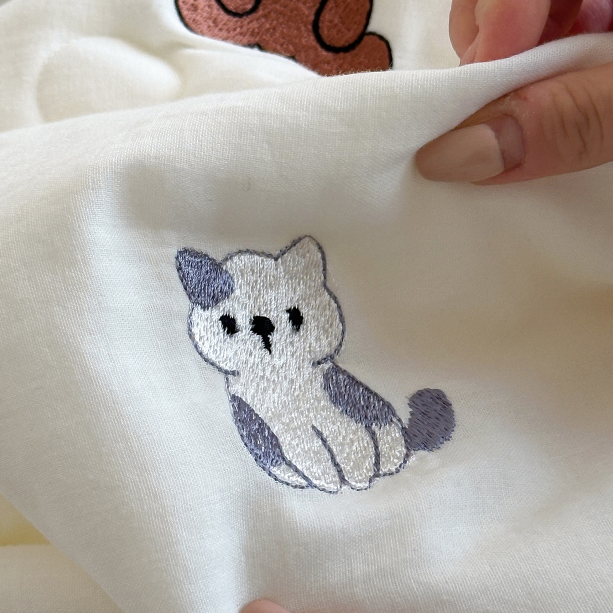 91家纺网 家纺一手货源 找家纺 一加一 2026春夏新款双层纱刺绣大豆夏被-棉纱萌趣 甜梦乐园