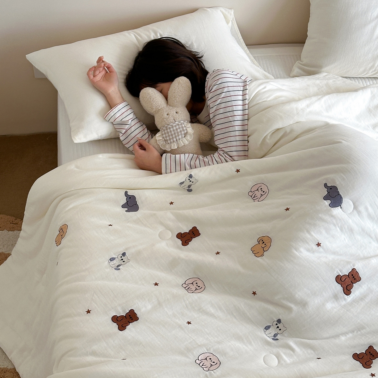 91家纺网 家纺一手货源 找家纺 一加一 2026春夏新款双层纱刺绣大豆夏被-棉纱萌趣 甜梦乐园