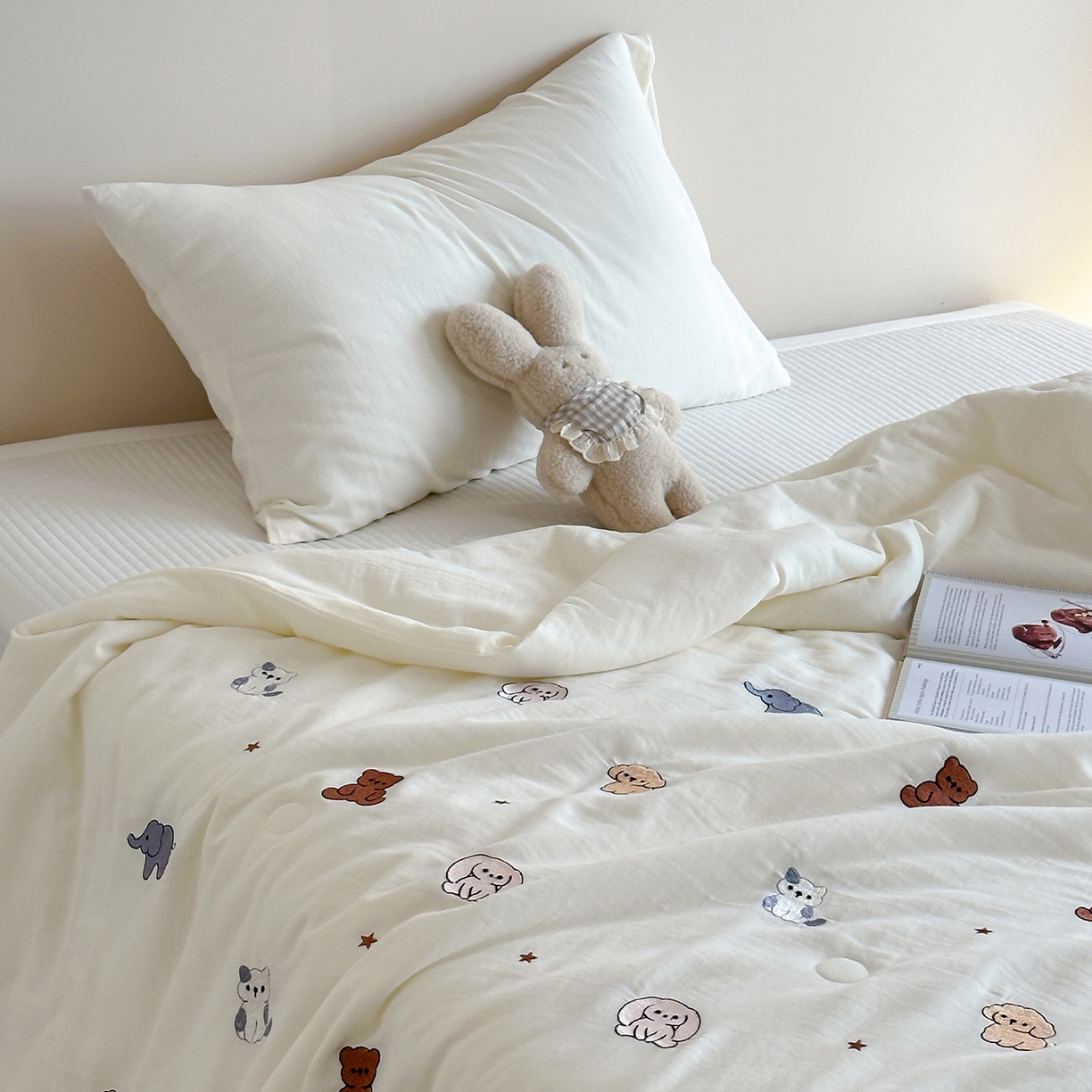 91家纺网 家纺一手货源 找家纺 一加一 2026春夏新款双层纱刺绣大豆夏被-棉纱萌趣 甜梦乐园