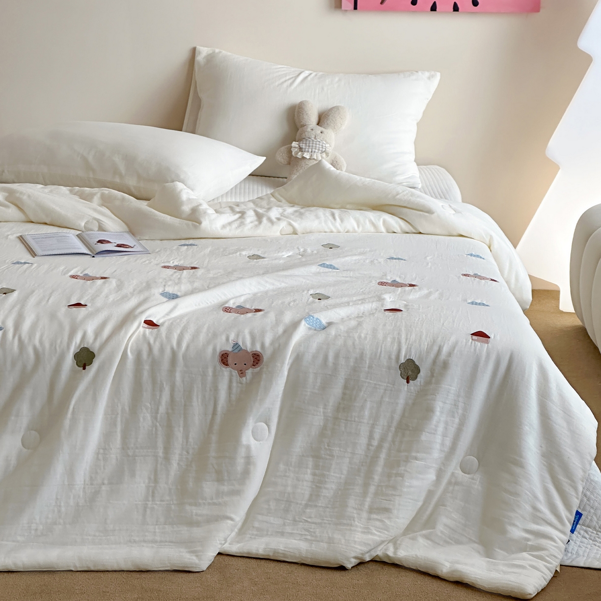 91家纺网 家纺一手货源 找家纺 一加一 2026春夏新款双层纱刺绣大豆夏被-棉纱萌趣 小象乐园