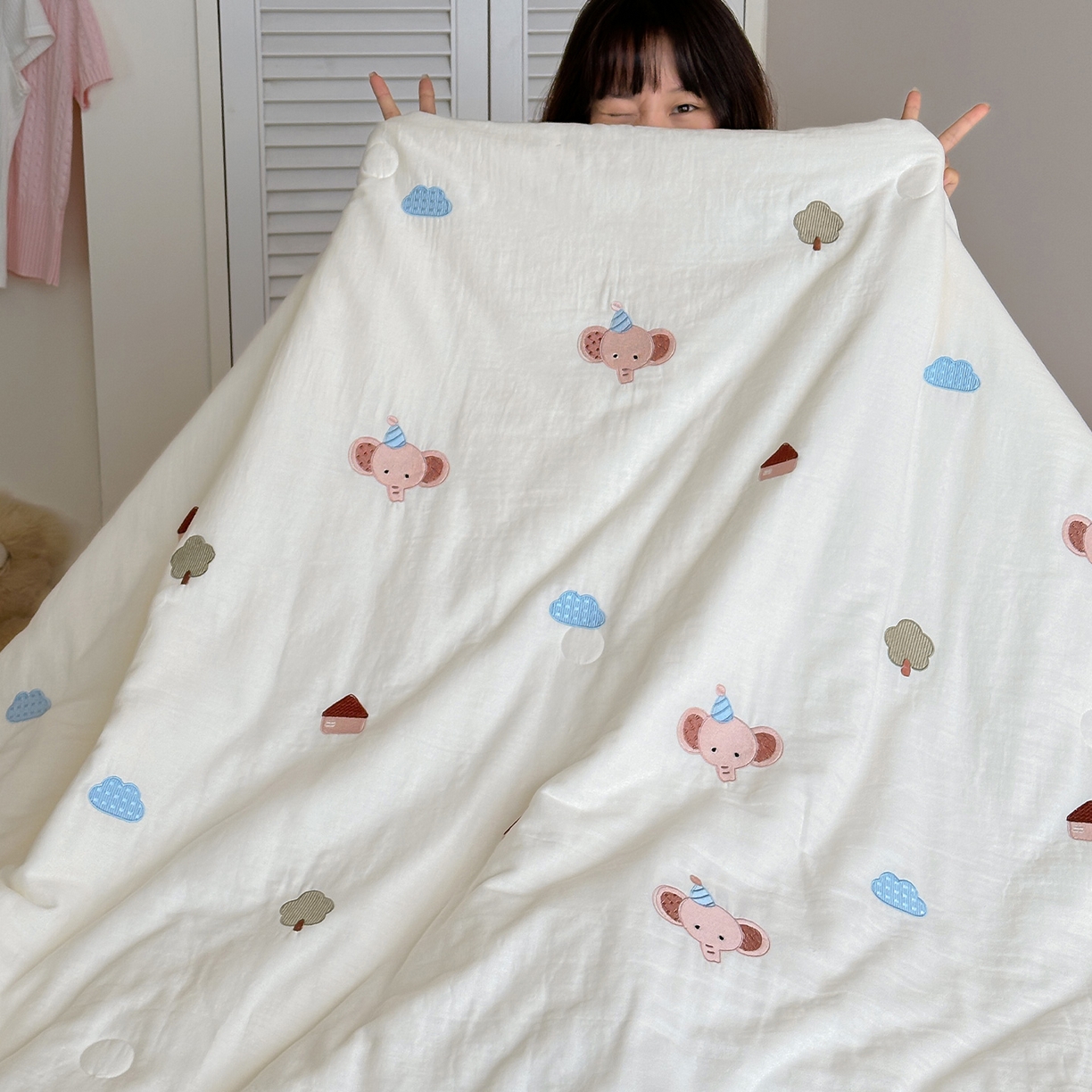 91家纺网 家纺一手货源 找家纺 一加一 2026春夏新款双层纱刺绣大豆夏被-棉纱萌趣 小象乐园