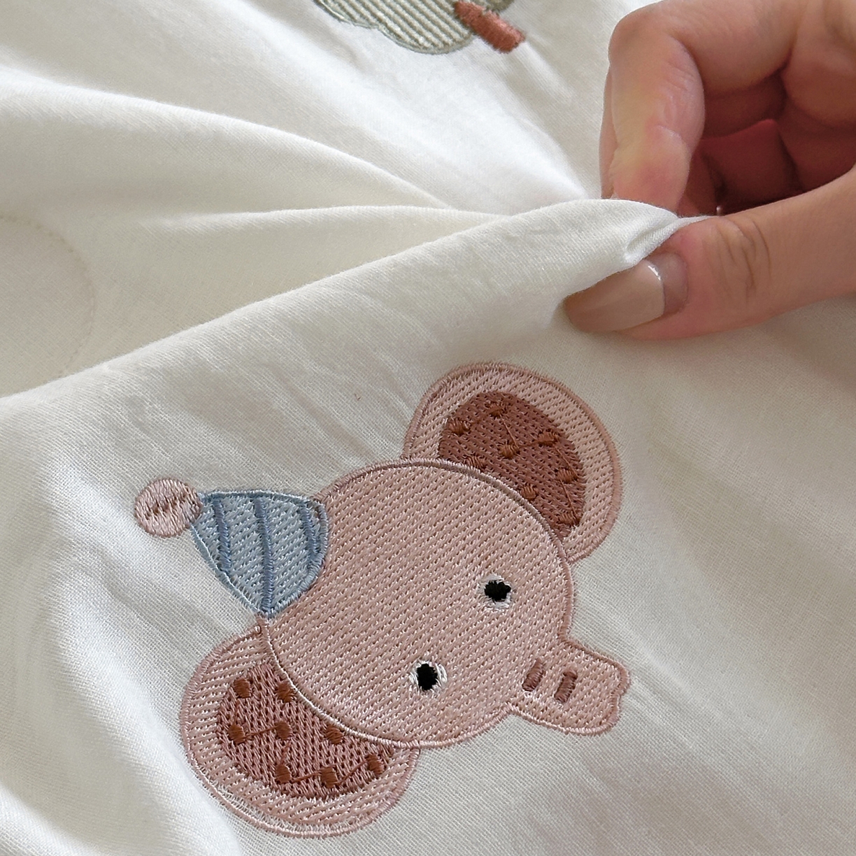 91家纺网 家纺一手货源 找家纺 一加一 2026春夏新款双层纱刺绣大豆夏被-棉纱萌趣 小象乐园