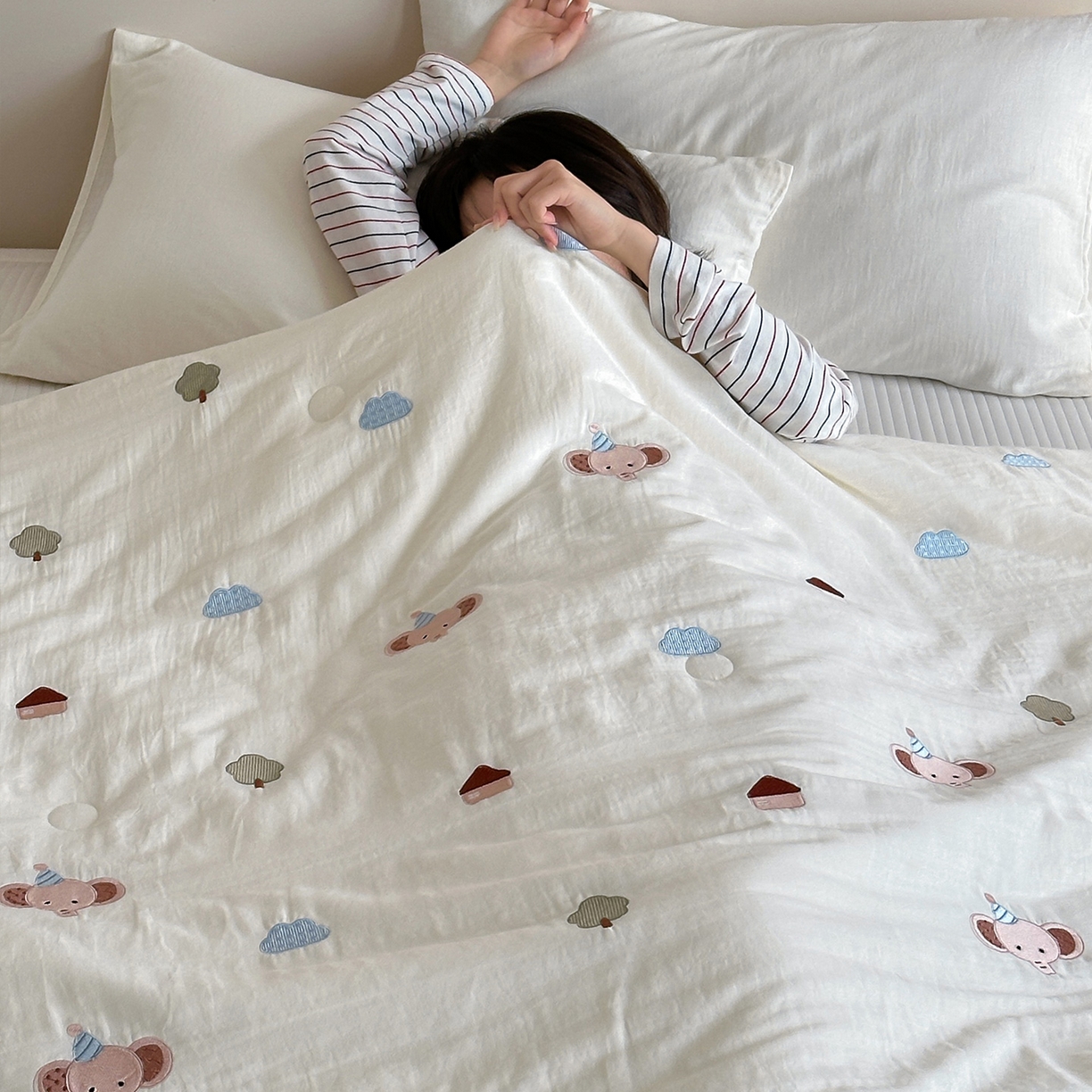 91家纺网 家纺一手货源 找家纺 一加一 2026春夏新款双层纱刺绣大豆夏被-棉纱萌趣 小象乐园