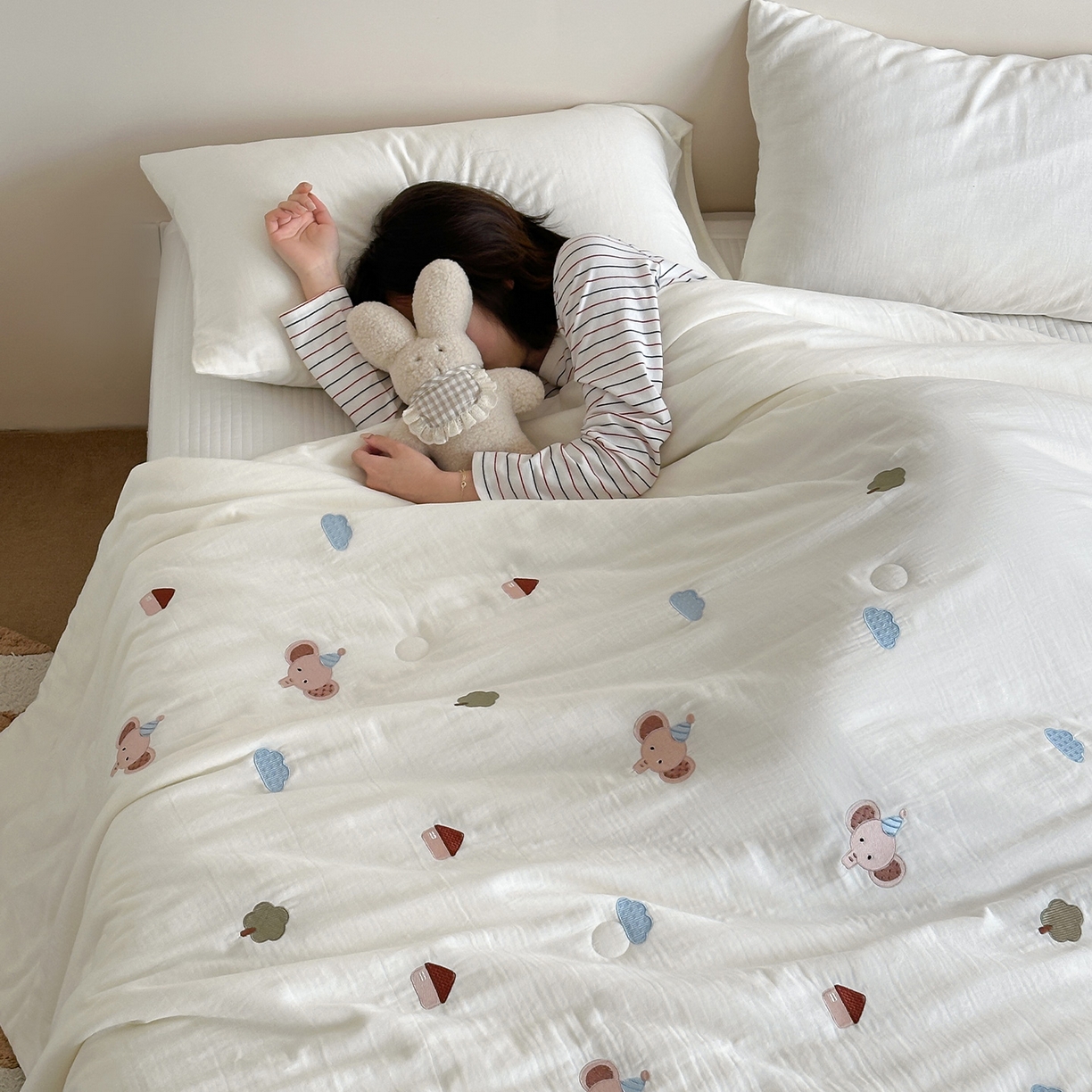 91家纺网 家纺一手货源 找家纺 一加一 2026春夏新款双层纱刺绣大豆夏被-棉纱萌趣 小象乐园