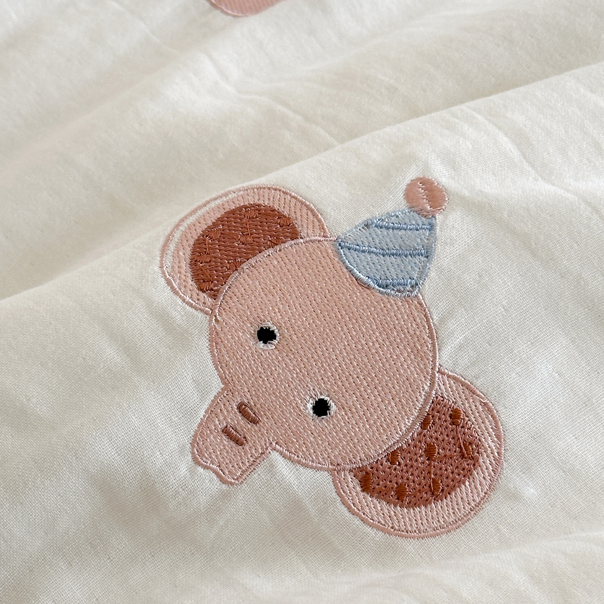 91家纺网 家纺一手货源 找家纺 一加一 2026春夏新款双层纱刺绣大豆夏被-棉纱萌趣 小象乐园