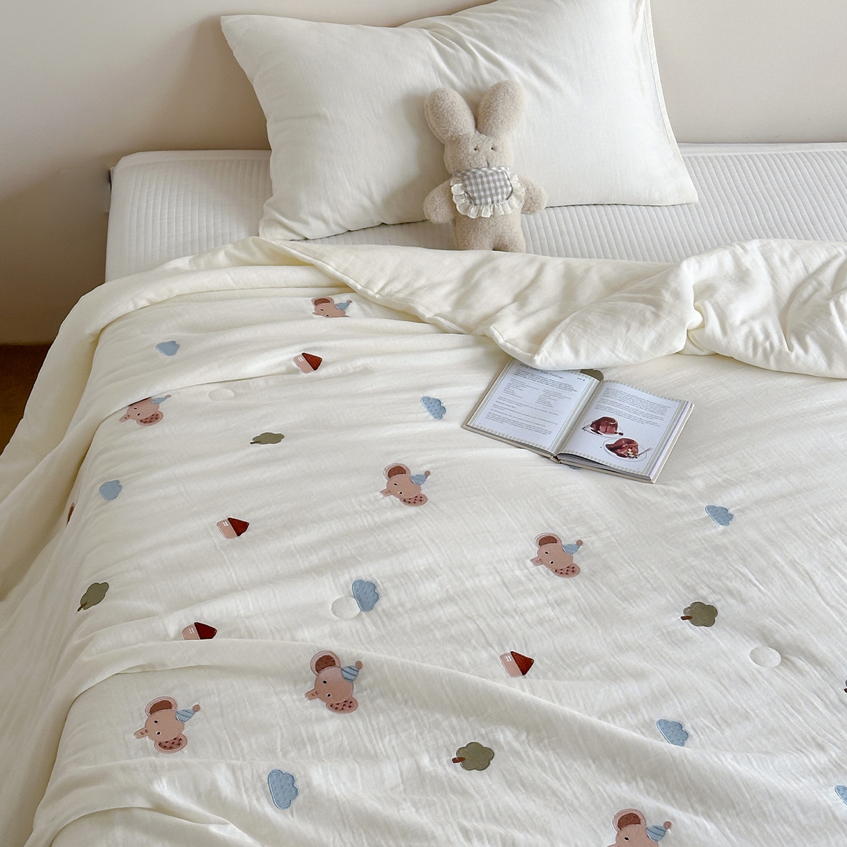 91家纺网 家纺一手货源 找家纺 一加一 2026春夏新款双层纱刺绣大豆夏被-棉纱萌趣 小象乐园