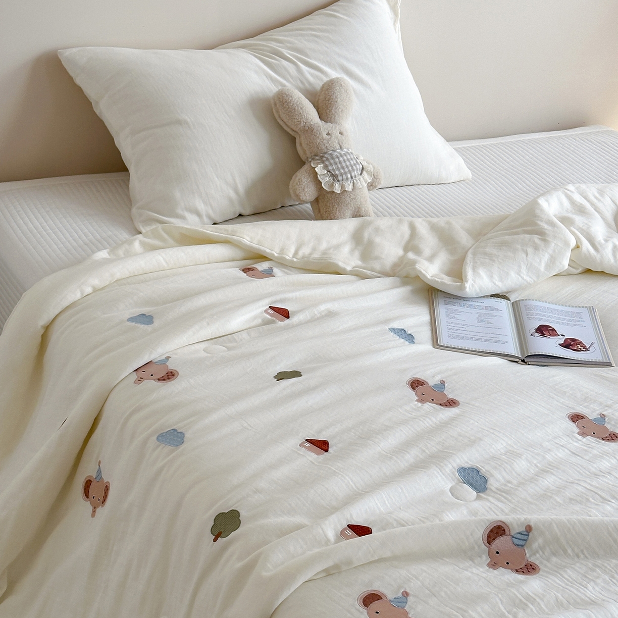 91家纺网 家纺一手货源 找家纺 一加一 2026春夏新款双层纱刺绣大豆夏被-棉纱萌趣 小象乐园