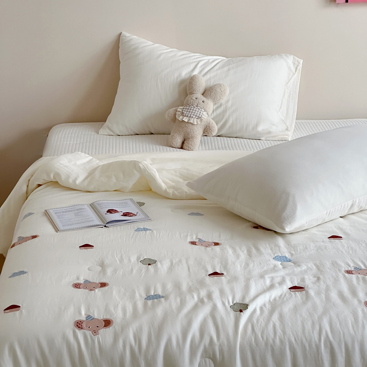 91家纺网 家纺一手货源 找家纺 一加一 2026春夏新款双层纱刺绣大豆夏被-棉纱萌趣 小象乐园