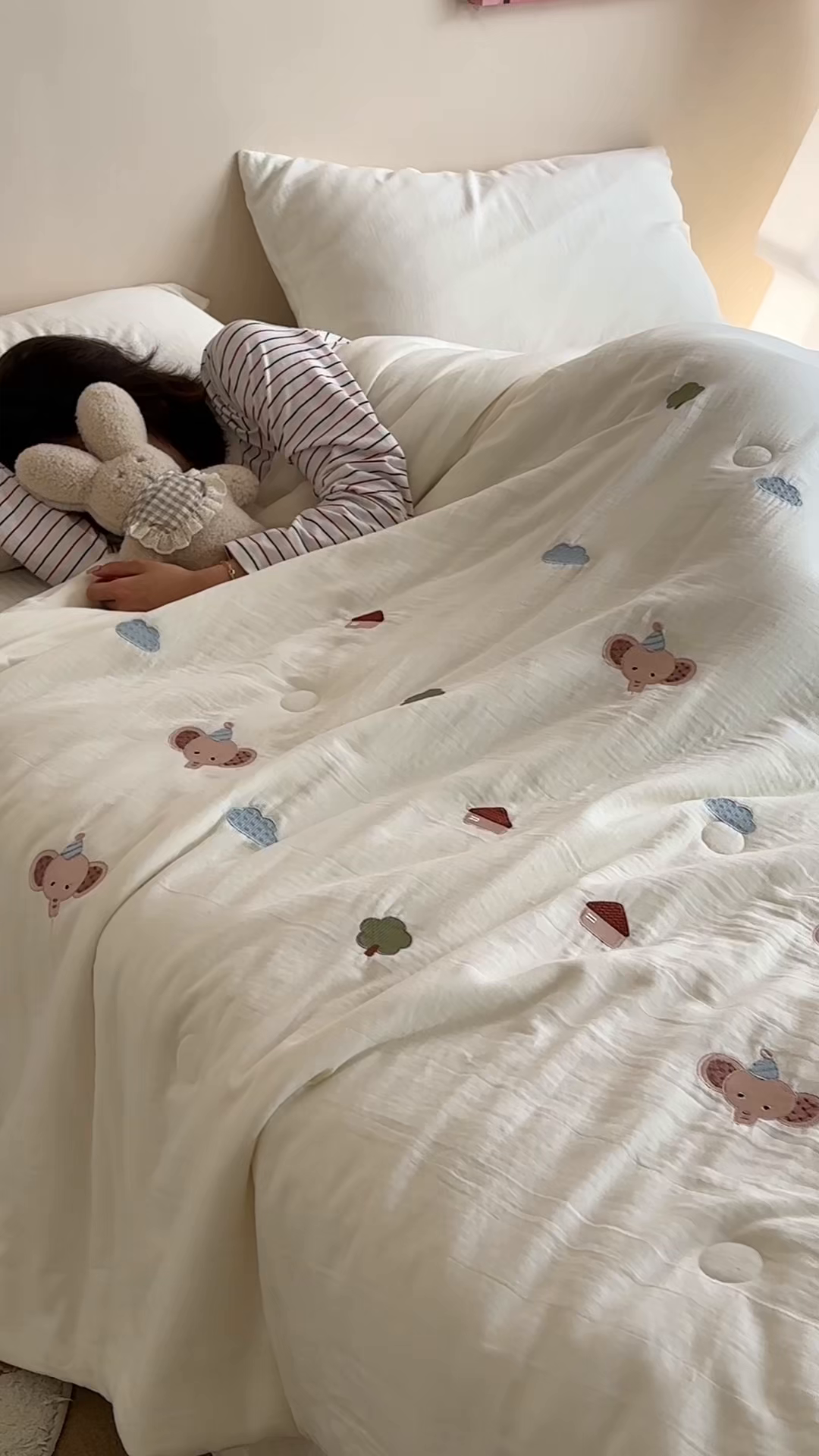 91家纺网 家纺一手货源 找家纺 一加一 2026春夏新款双层纱刺绣大豆夏被-棉纱萌趣 小象乐园