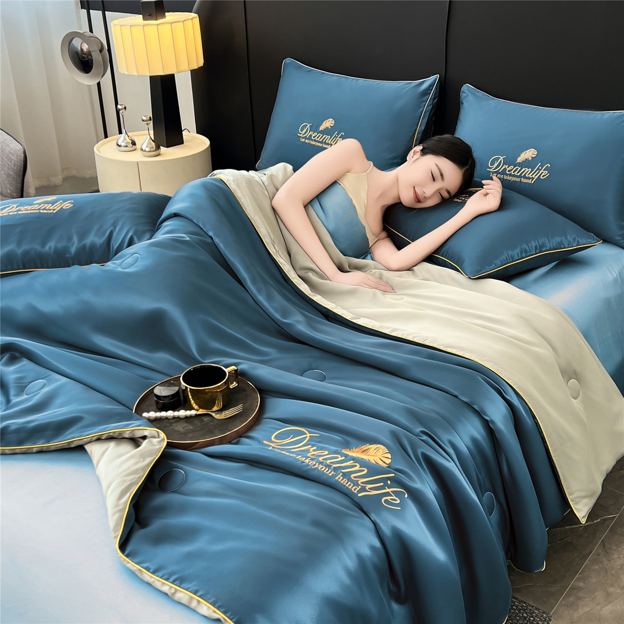 鑫佰利 2026新款水洗冰丝刺绣夏被夏凉被空调被 宾利蓝拼米白