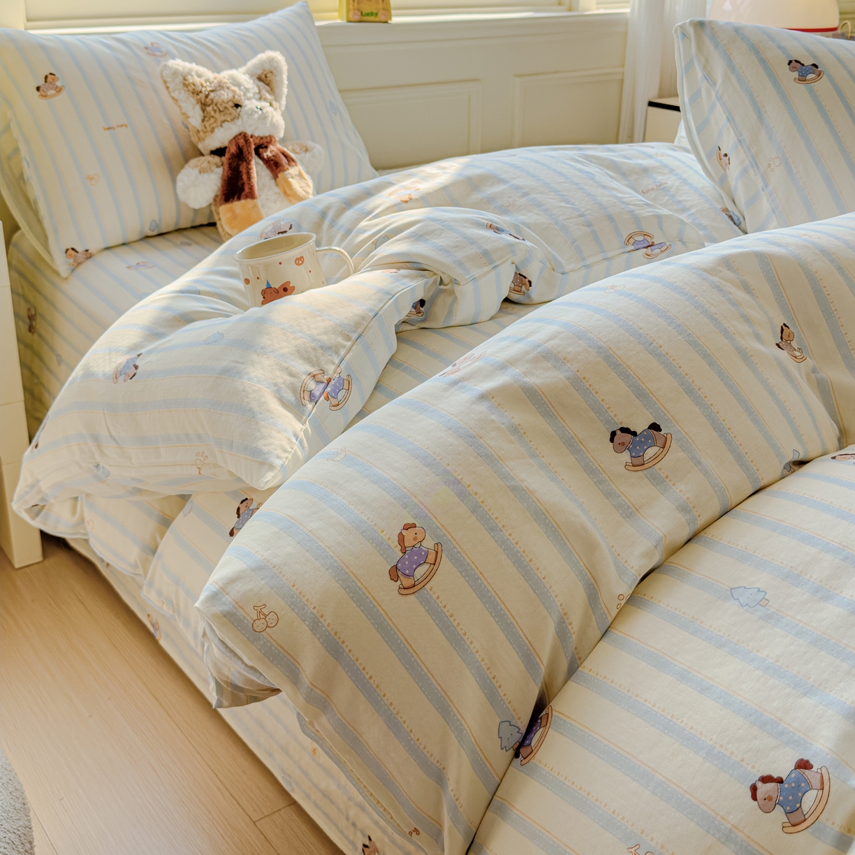 91家纺网 家纺一手货源 找家纺 感遇家纺 2026春夏新款双层纱全棉纯棉系列四件套-第一批 蓝条木马