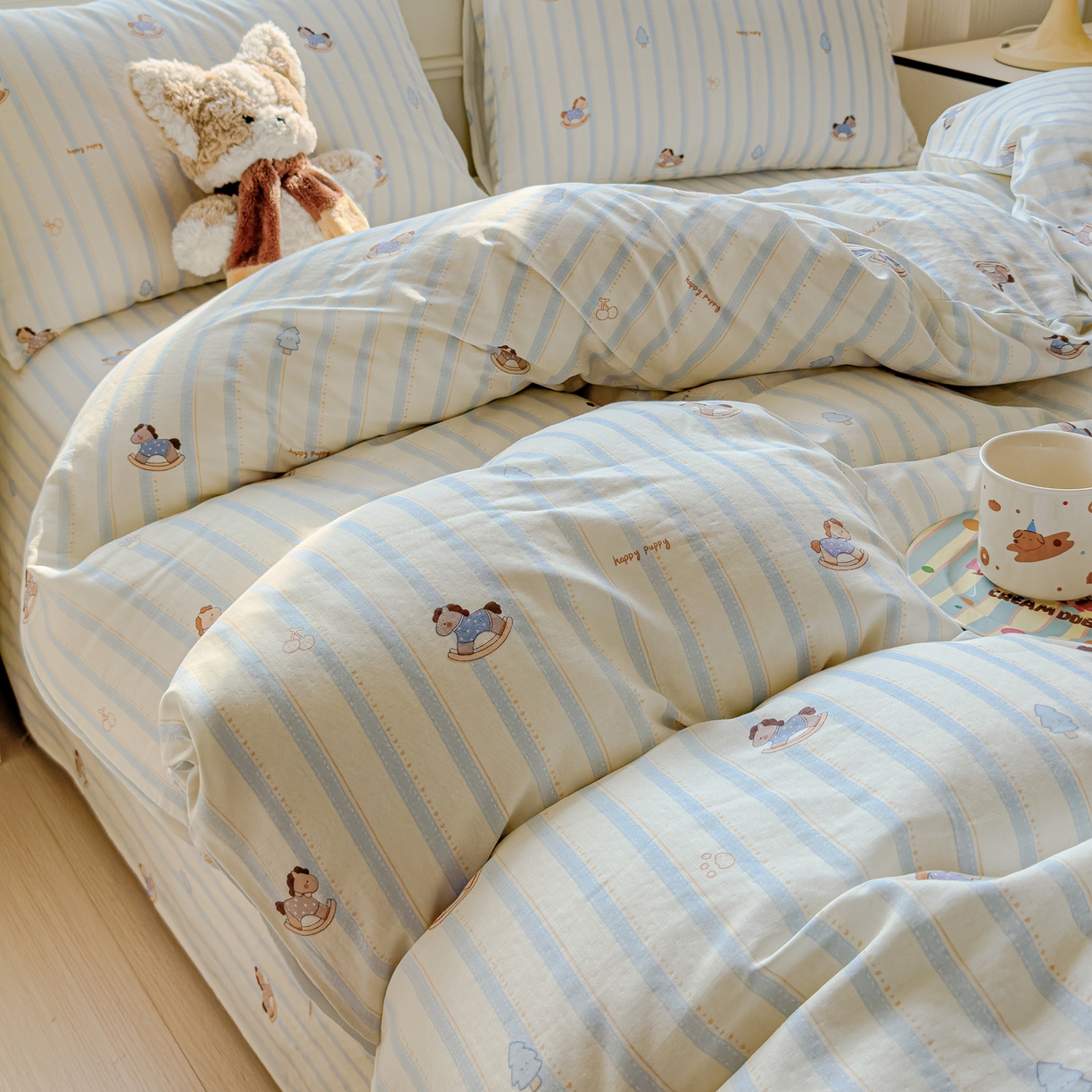 91家纺网 家纺一手货源 找家纺 感遇家纺 2026春夏新款双层纱全棉纯棉系列四件套-第一批 蓝条木马