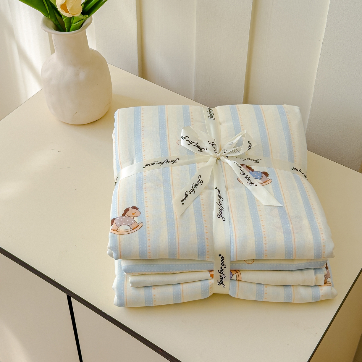 91家纺网 家纺一手货源 找家纺 感遇家纺 2026春夏新款双层纱全棉纯棉系列四件套-第一批 蓝条木马