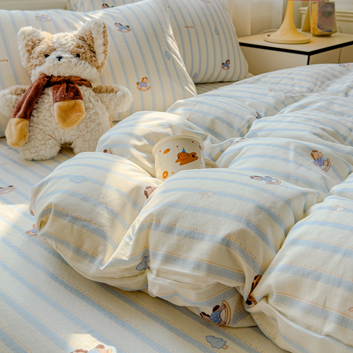 91家纺网 家纺一手货源 找家纺 感遇家纺 2026春夏新款双层纱全棉纯棉系列四件套-第一批 蓝条木马