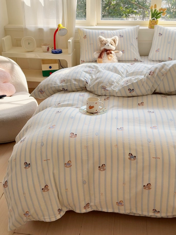 91家纺网 家纺一手货源 找家纺 感遇家纺 2026春夏新款双层纱全棉纯棉系列四件套-第一批 蓝条木马