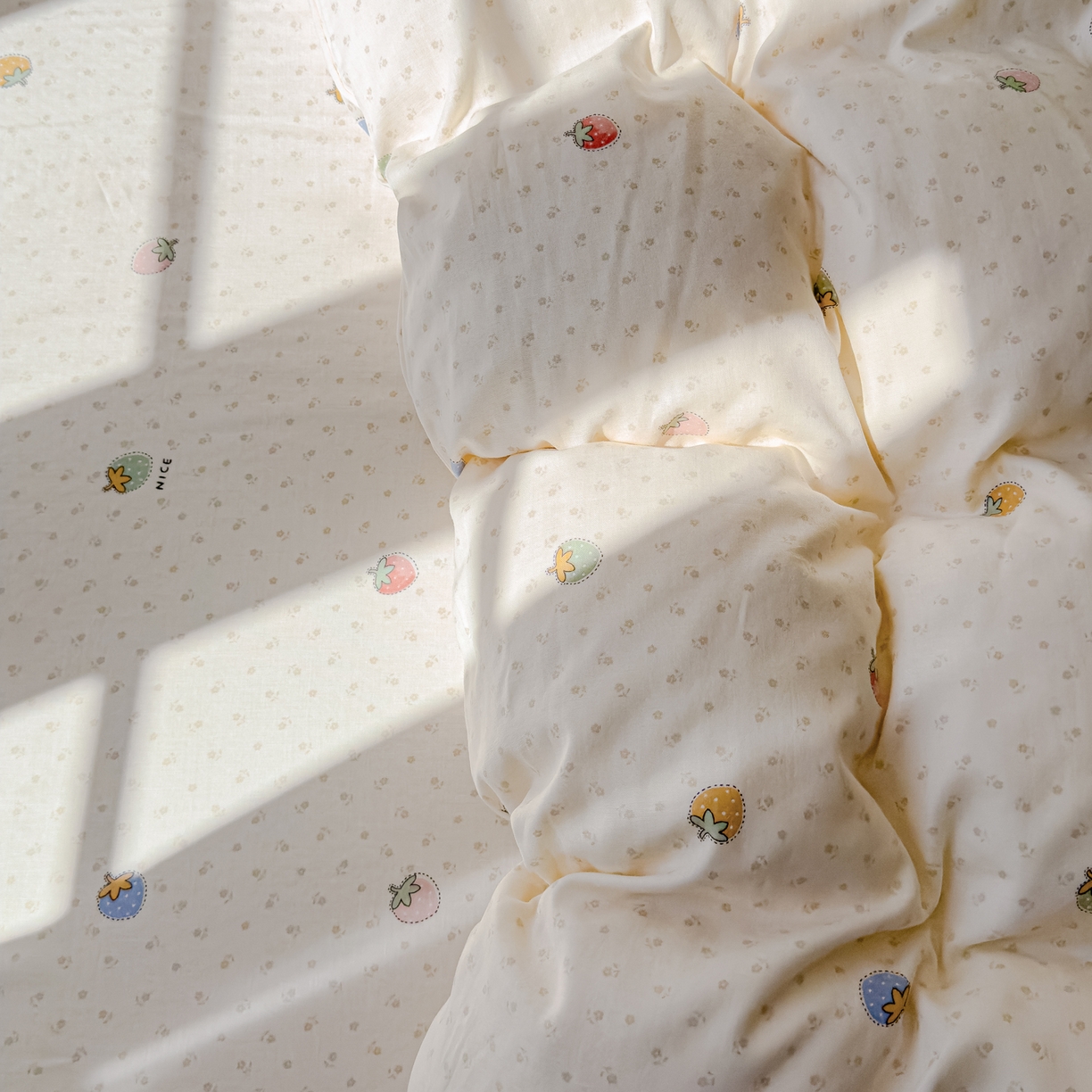 91家纺网 家纺一手货源 找家纺 感遇家纺 2026春夏新款双层纱全棉纯棉系列四件套-第一批 恋恋草莓