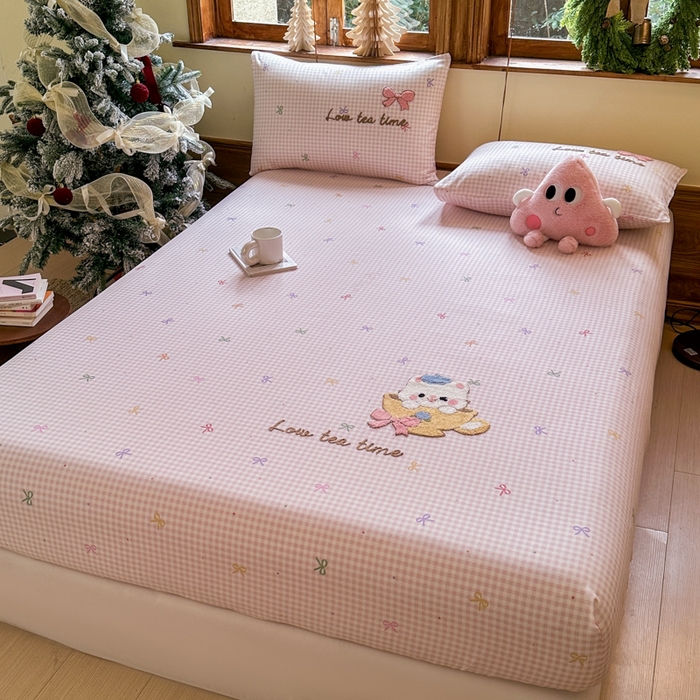 91家纺网 家纺一手货源 找家纺 布柔 2026春夏新款13070纯棉全棉印花绣花床笠三件套四件套 曲奇粉