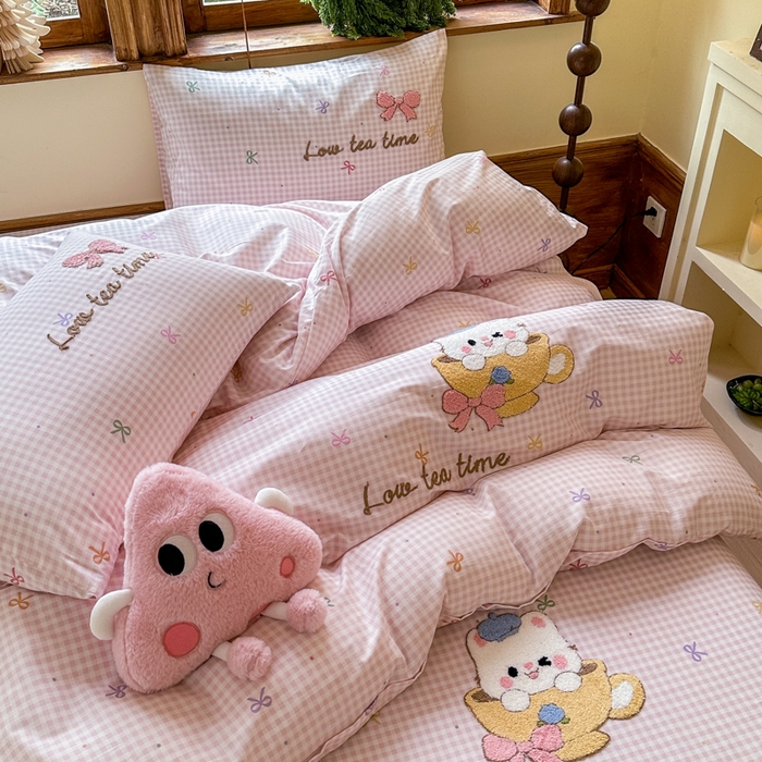 91家纺网 家纺一手货源 找家纺 布柔 2026春夏新款13070纯棉全棉印花绣花床笠三件套四件套 曲奇粉