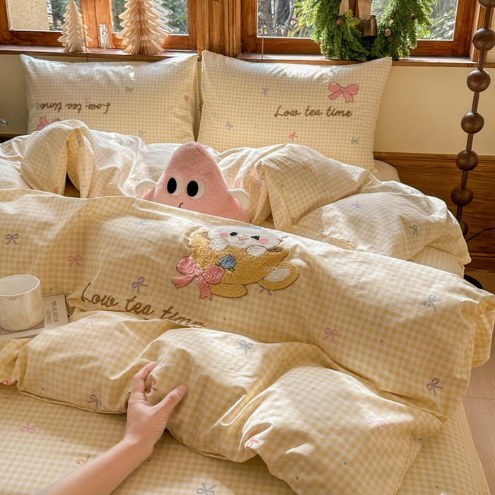 91家纺网 家纺一手货源 找家纺 布柔 2026春夏新款13070纯棉全棉印花绣花床笠三件套四件套 曲奇黄