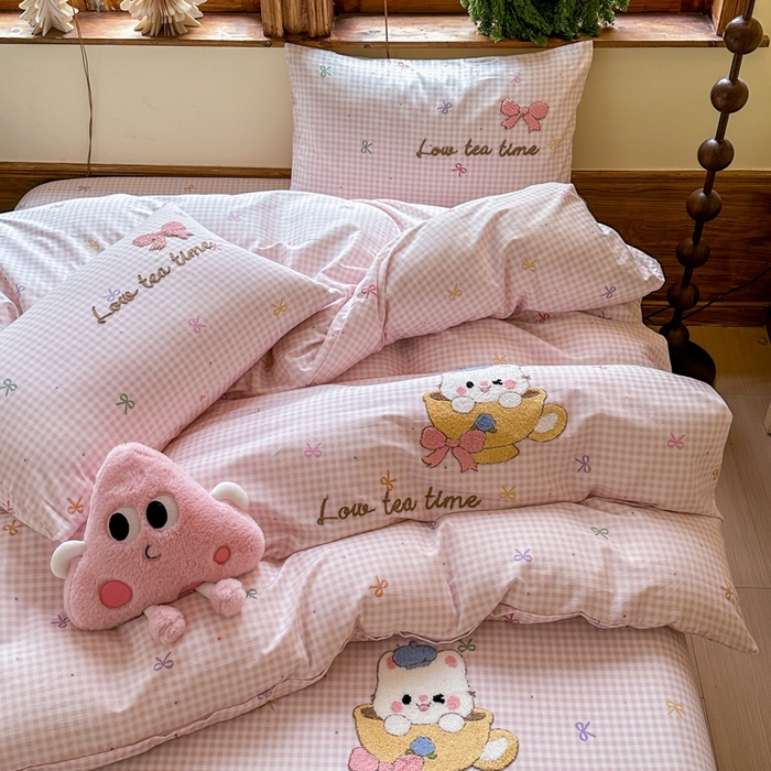 91家纺网 家纺一手货源 找家纺 布柔 2026春夏新款13070纯棉全棉印花绣花床笠三件套四件套 曲奇粉