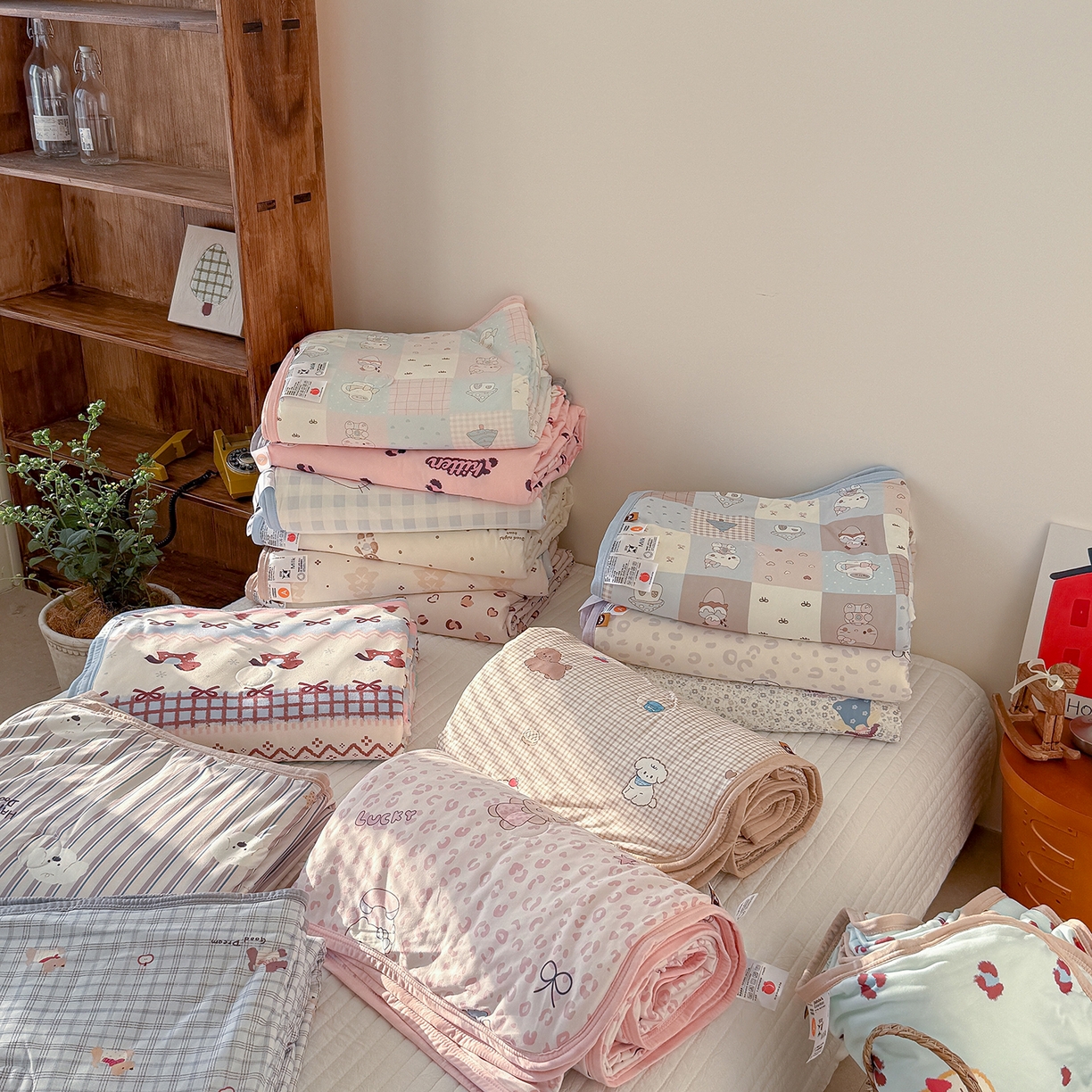 91家纺网 家纺一手货源 找家纺 （总）桃子家居 2026新款A类卡通小清新印花高品质牛奶丝软糯针织棉包边夏被系列