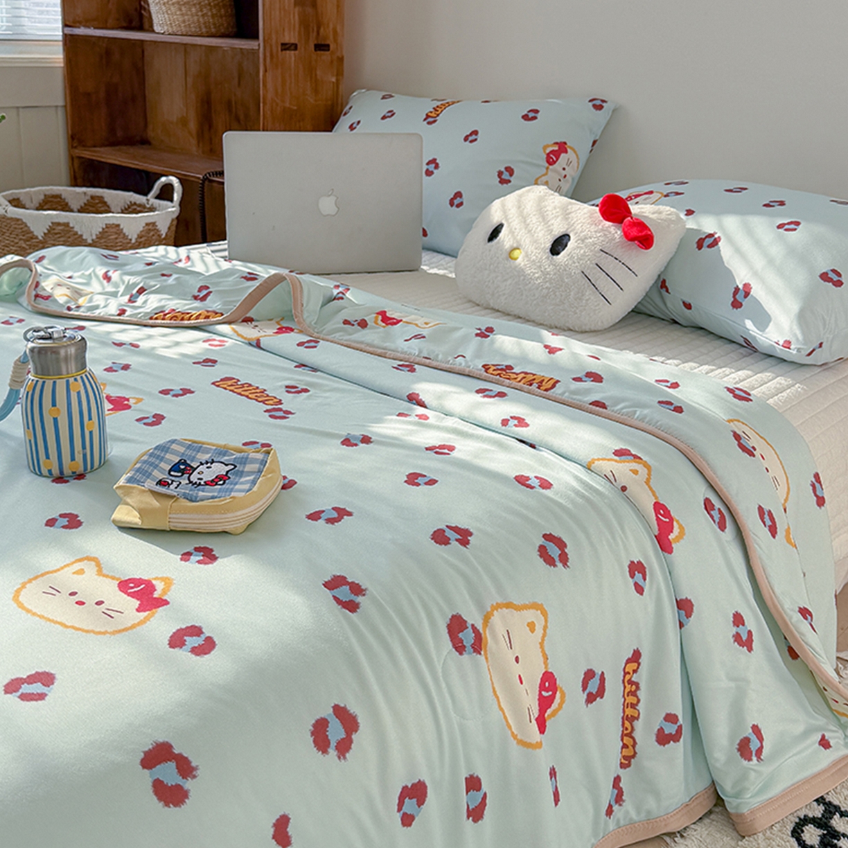 91家纺网 家纺一手货源 找家纺 桃子家居 2026新款A类卡通小清新印花高品质牛奶丝软糯针织棉包边夏被系列 针织棉-豹纹猫猫蓝