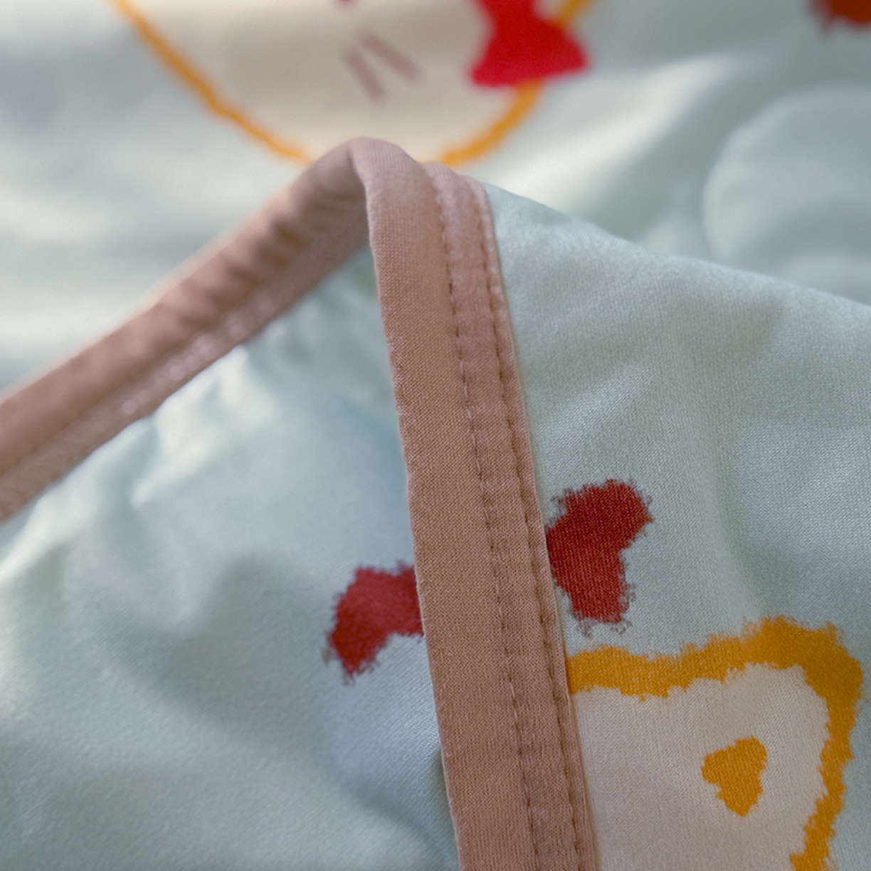 91家纺网 家纺一手货源 找家纺 桃子家居 2026新款A类卡通小清新印花高品质牛奶丝软糯针织棉包边夏被系列 针织棉-豹纹猫猫蓝