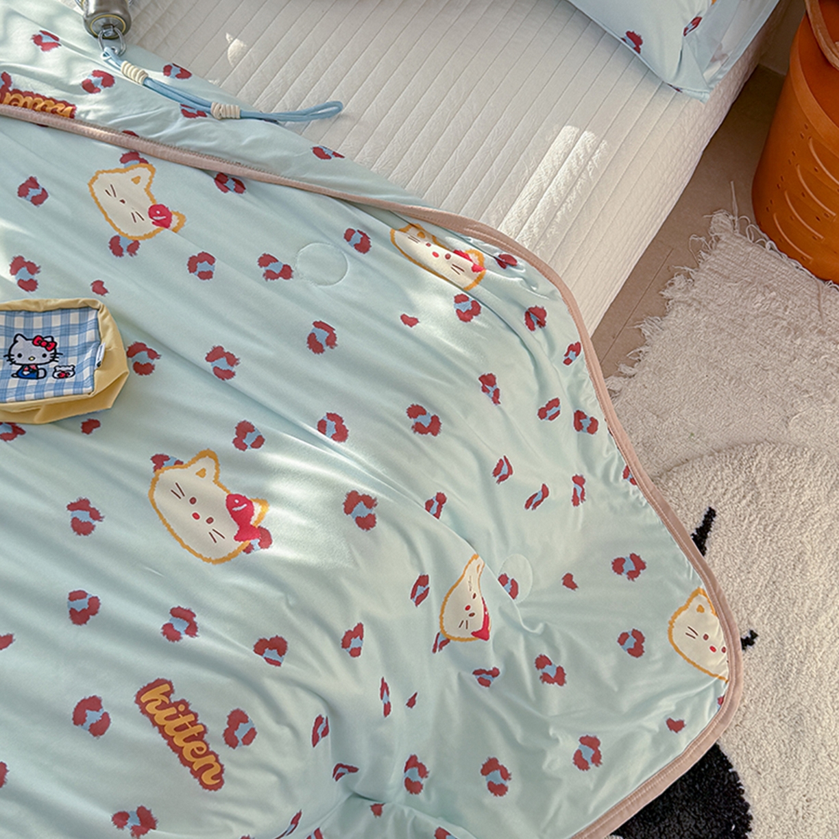 91家纺网 家纺一手货源 找家纺 桃子家居 2026新款A类卡通小清新印花高品质牛奶丝软糯针织棉包边夏被系列 针织棉-豹纹猫猫蓝