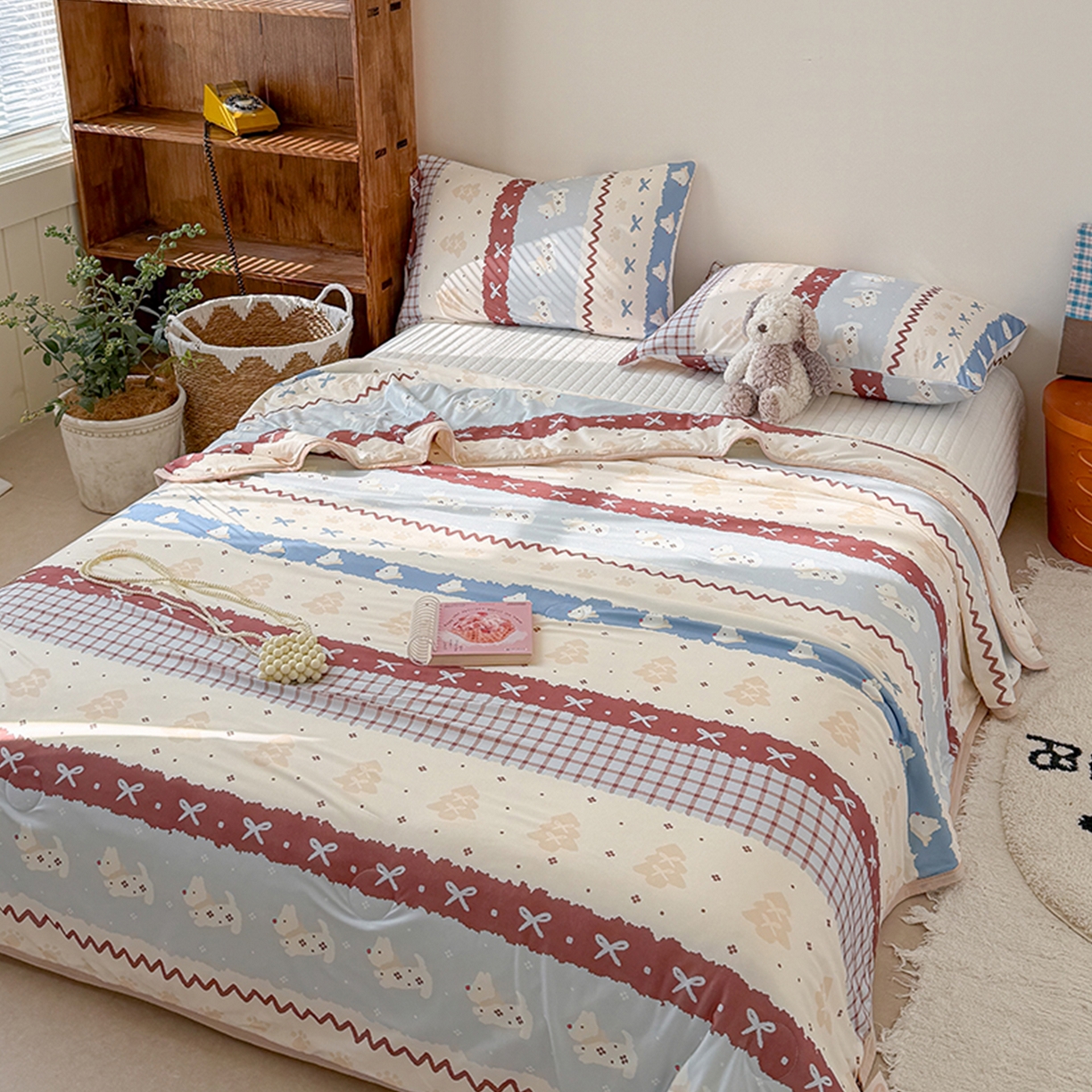 91家纺网 家纺一手货源 找家纺 桃子家居 2026新款A类卡通小清新印花高品质牛奶丝软糯针织棉包边夏被系列 针织棉-费尔岛波西狗