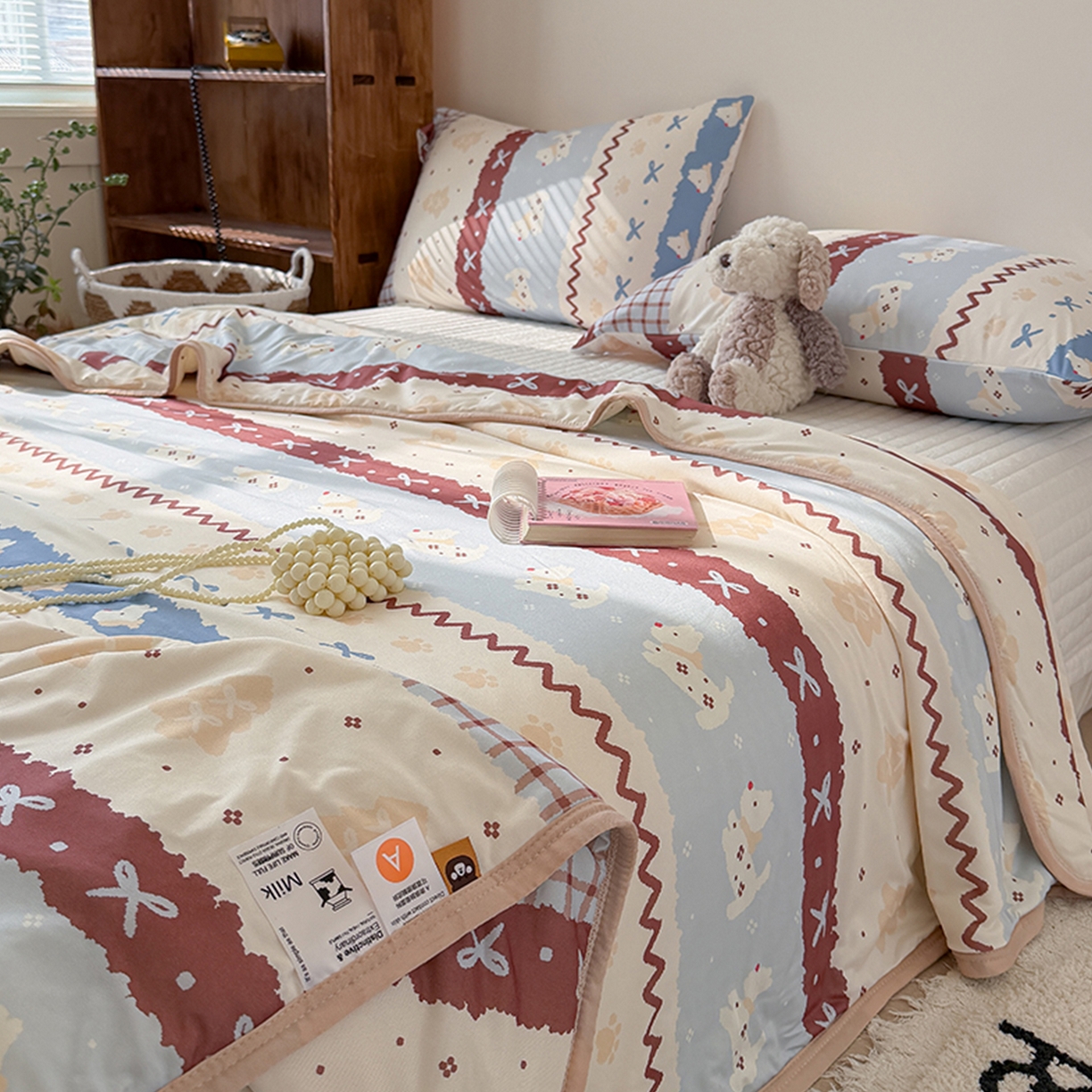 91家纺网 家纺一手货源 找家纺 桃子家居 2026新款A类卡通小清新印花高品质牛奶丝软糯针织棉包边夏被系列 针织棉-费尔岛波西狗