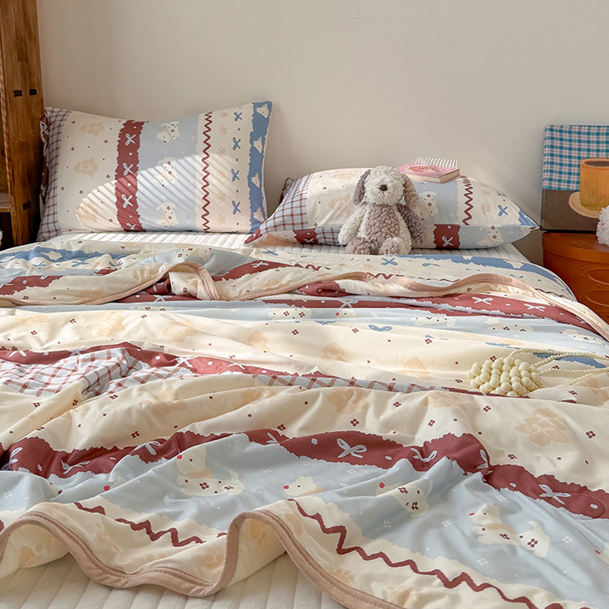 91家纺网 家纺一手货源 找家纺 桃子家居 2026新款A类卡通小清新印花高品质牛奶丝软糯针织棉包边夏被系列 针织棉-费尔岛波西狗