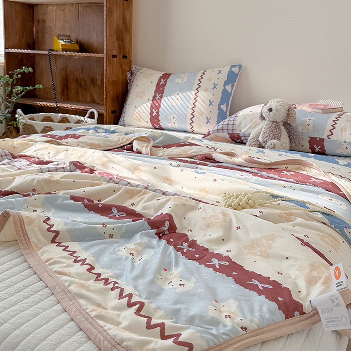 91家纺网 家纺一手货源 找家纺 桃子家居 2026新款A类卡通小清新印花高品质牛奶丝软糯针织棉包边夏被系列 针织棉-费尔岛波西狗