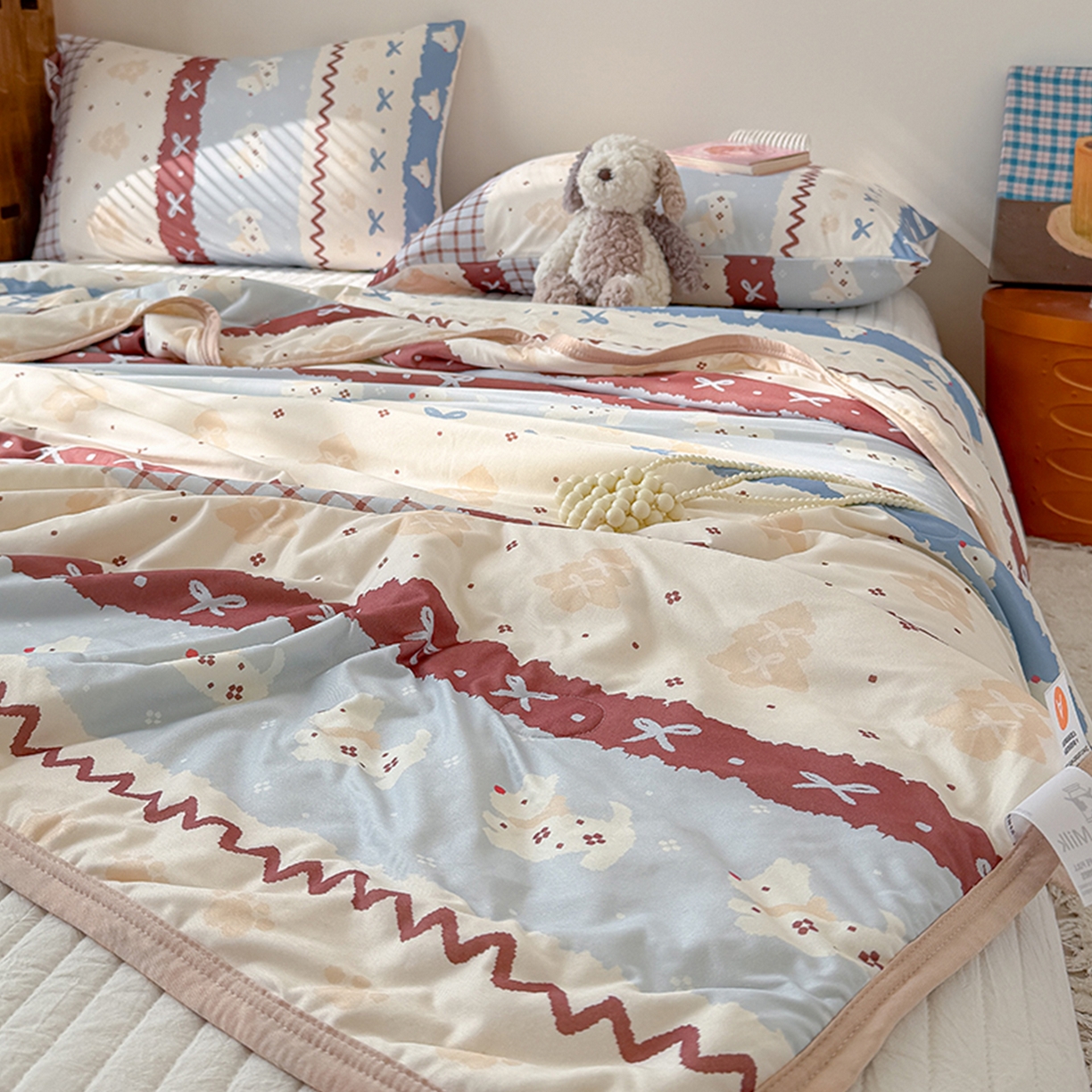 91家纺网 家纺一手货源 找家纺 桃子家居 2026新款A类卡通小清新印花高品质牛奶丝软糯针织棉包边夏被系列 针织棉-费尔岛波西狗