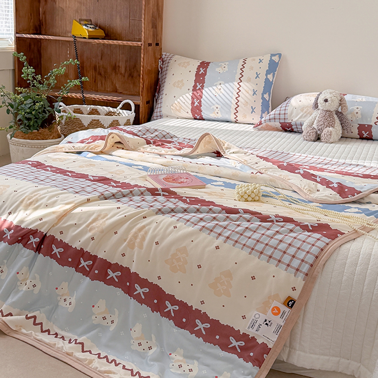 91家纺网 家纺一手货源 找家纺 桃子家居 2026新款A类卡通小清新印花高品质牛奶丝软糯针织棉包边夏被系列 针织棉-费尔岛波西狗