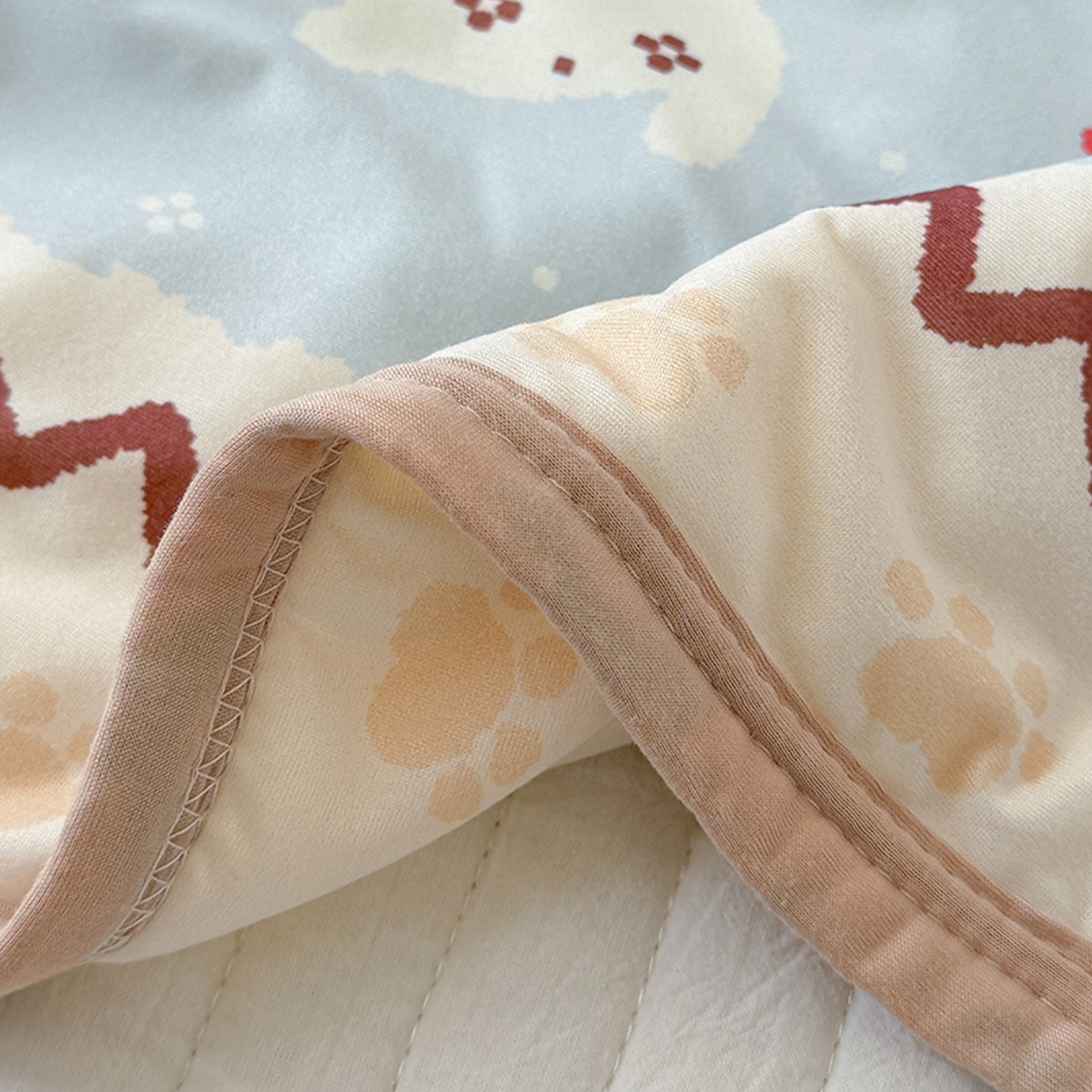 91家纺网 家纺一手货源 找家纺 桃子家居 2026新款A类卡通小清新印花高品质牛奶丝软糯针织棉包边夏被系列 针织棉-费尔岛波西狗