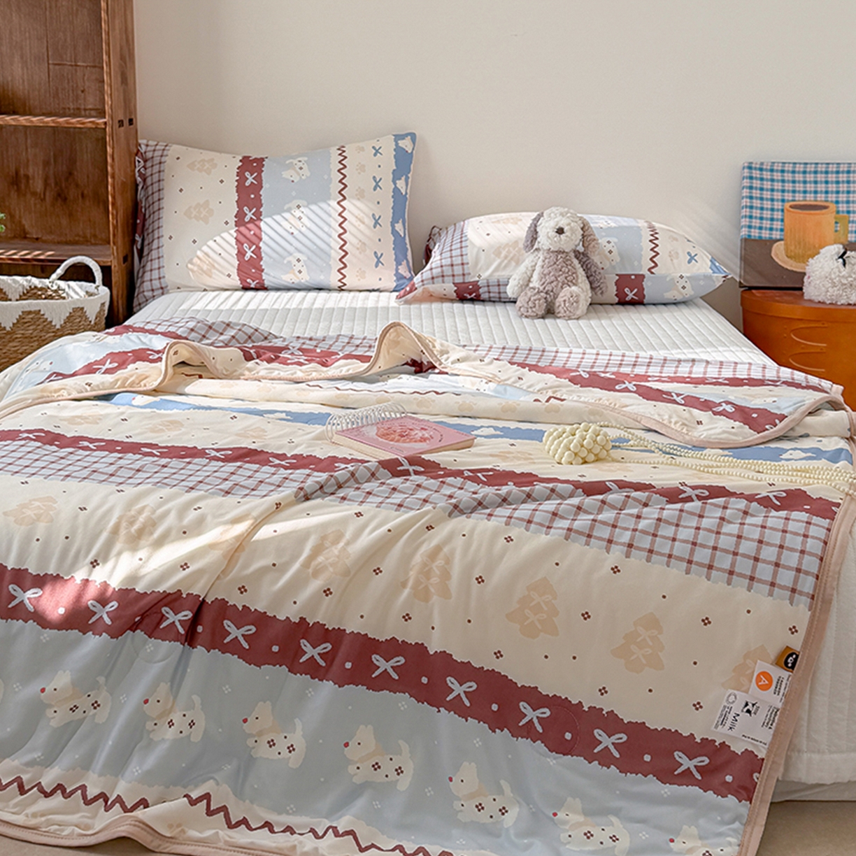 91家纺网 家纺一手货源 找家纺 桃子家居 2026新款A类卡通小清新印花高品质牛奶丝软糯针织棉包边夏被系列 针织棉-费尔岛波西狗