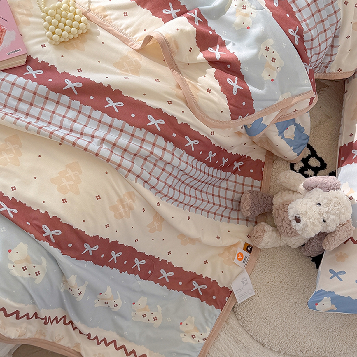 91家纺网 家纺一手货源 找家纺 桃子家居 2026新款A类卡通小清新印花高品质牛奶丝软糯针织棉包边夏被系列 针织棉-费尔岛波西狗