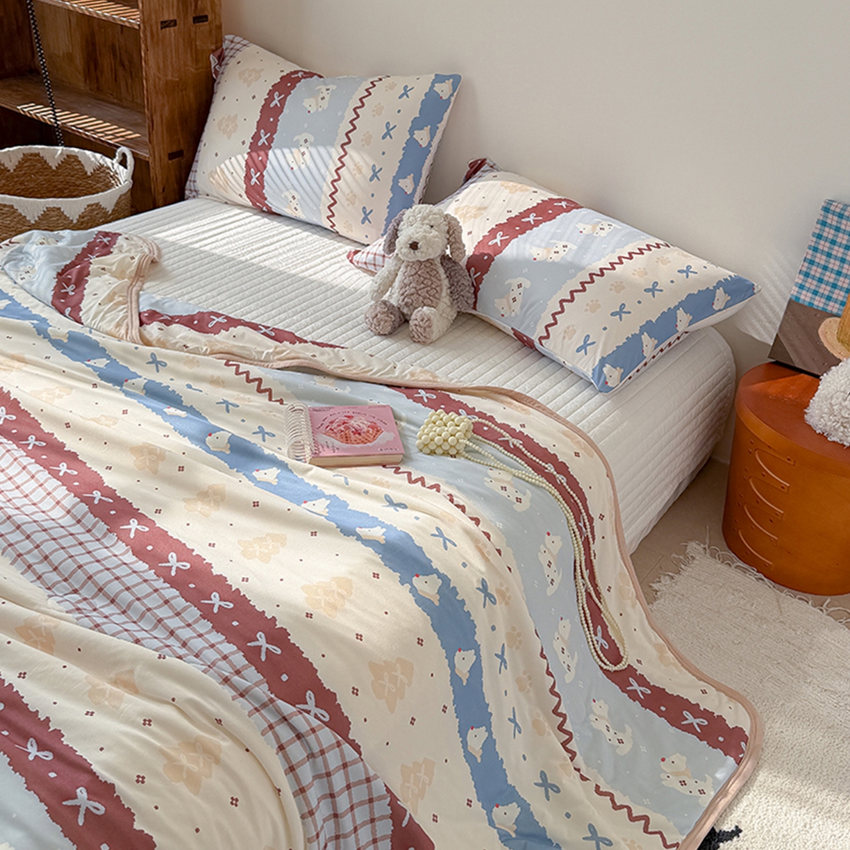 91家纺网 家纺一手货源 找家纺 桃子家居 2026新款A类卡通小清新印花高品质牛奶丝软糯针织棉包边夏被系列 针织棉-费尔岛波西狗