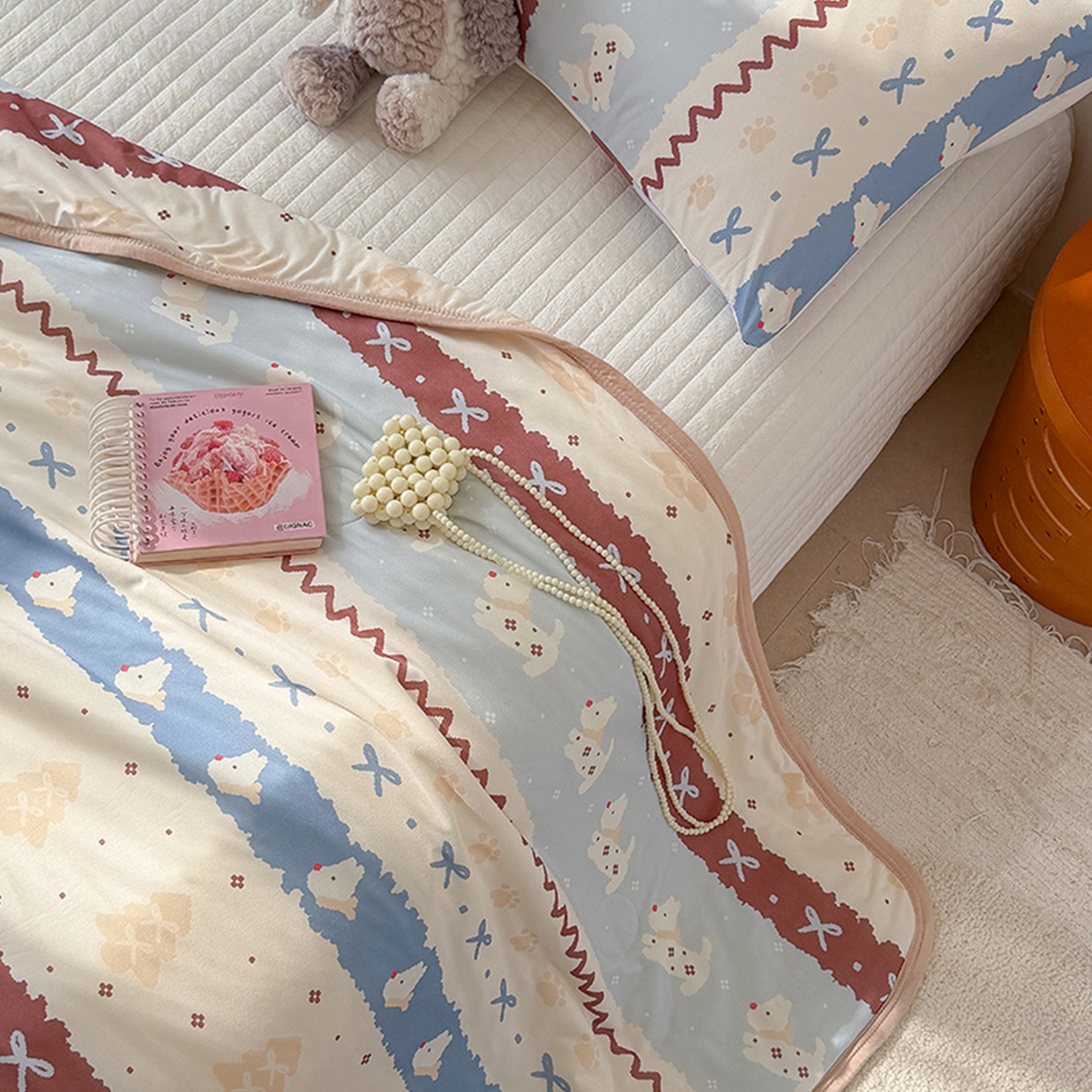 91家纺网 家纺一手货源 找家纺 桃子家居 2026新款A类卡通小清新印花高品质牛奶丝软糯针织棉包边夏被系列 针织棉-费尔岛波西狗