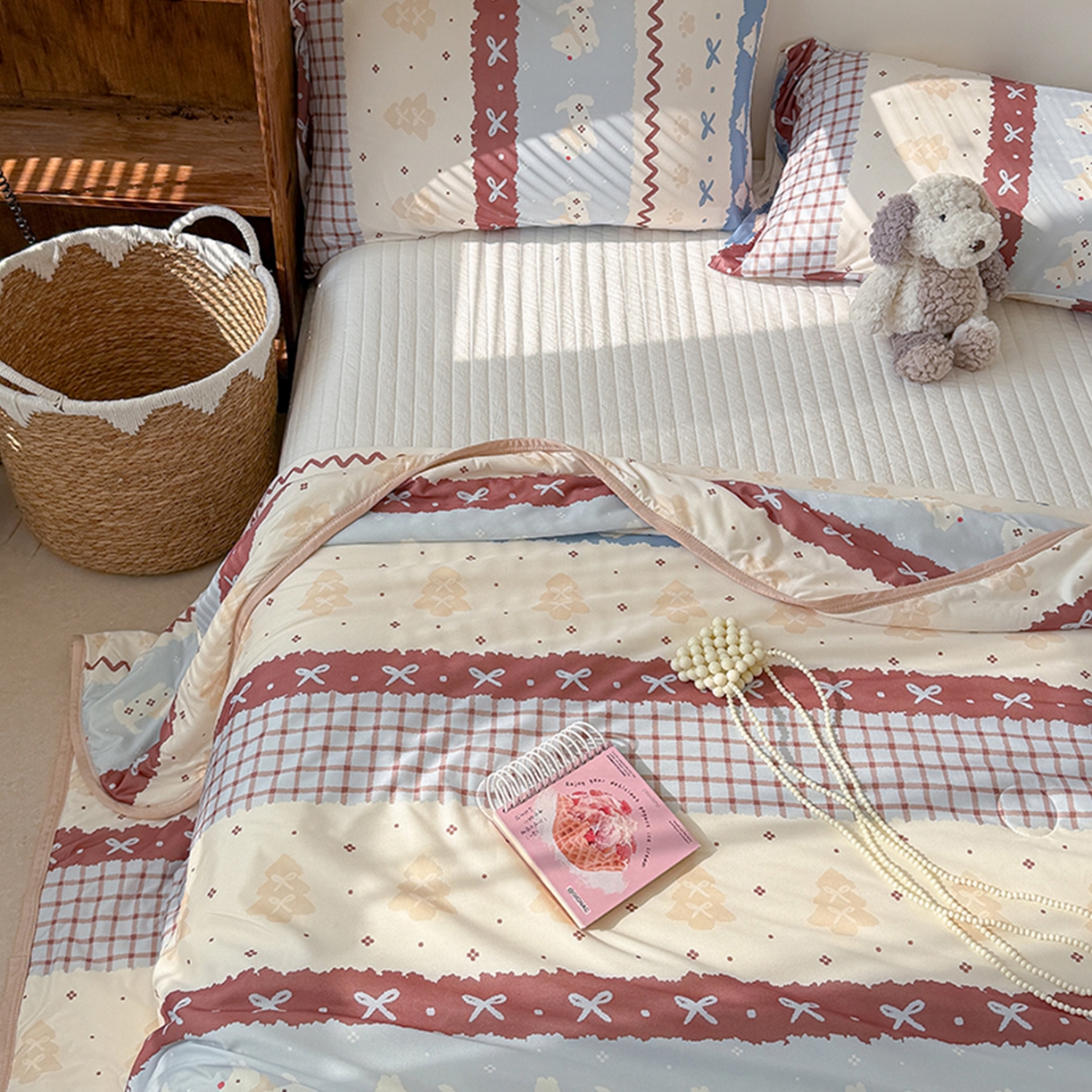 91家纺网 家纺一手货源 找家纺 桃子家居 2026新款A类卡通小清新印花高品质牛奶丝软糯针织棉包边夏被系列 针织棉-费尔岛波西狗