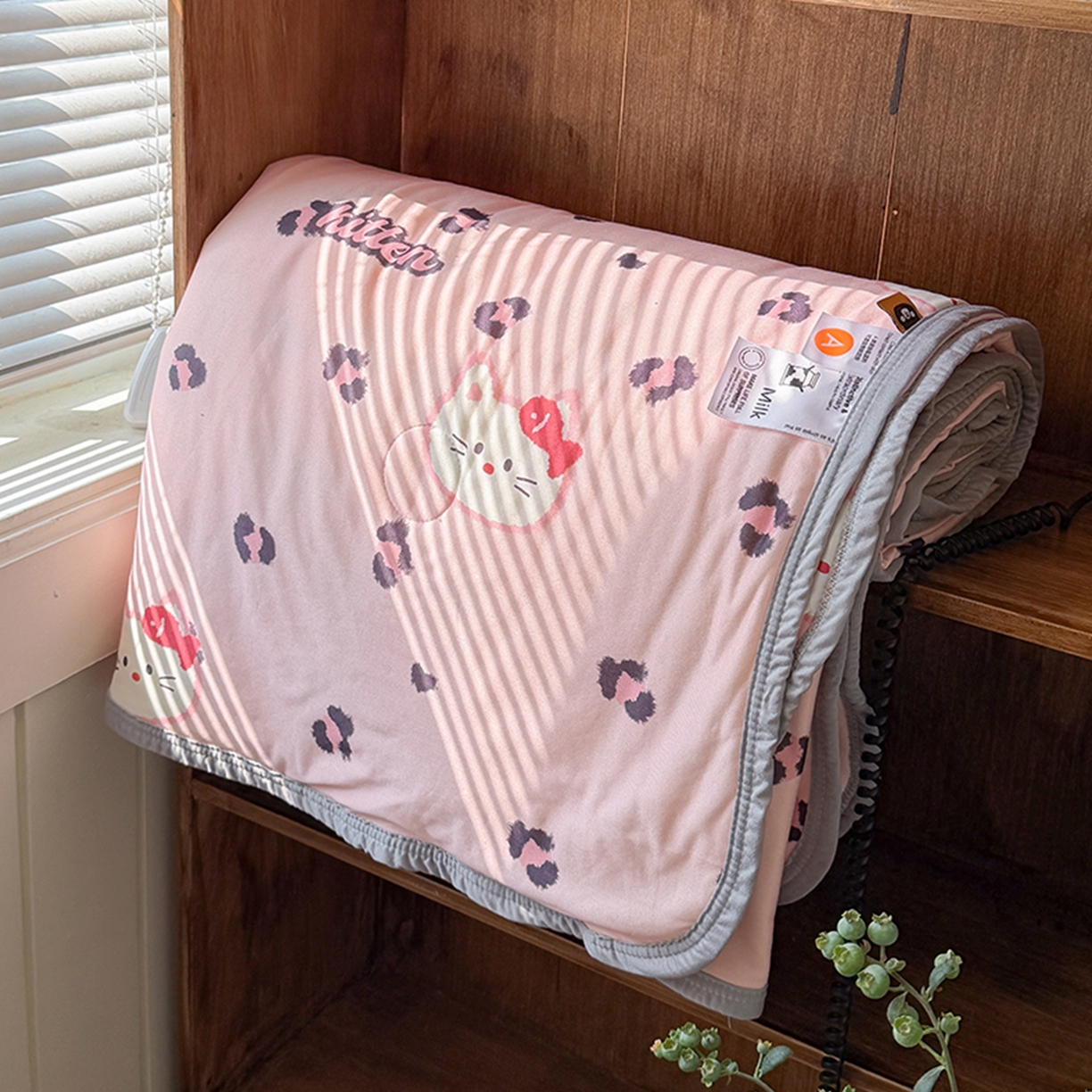 91家纺网 家纺一手货源 找家纺 桃子家居 2026新款A类卡通小清新印花高品质牛奶丝软糯针织棉包边夏被系列 针织棉-粉豹猫咪