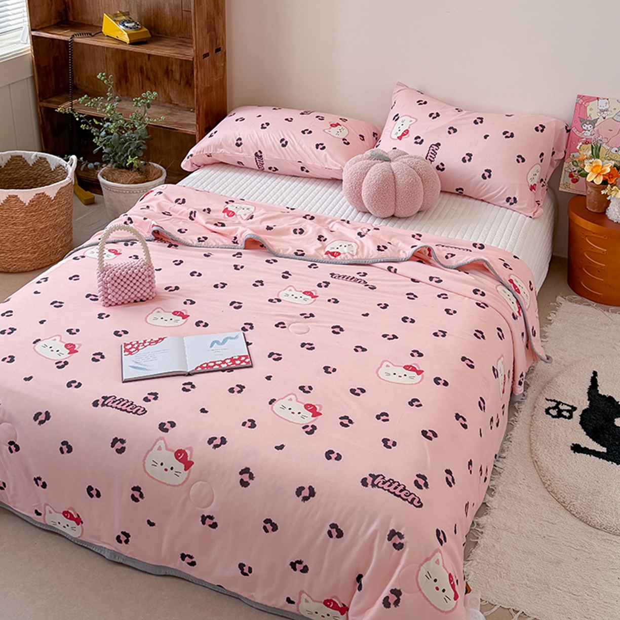 91家纺网 家纺一手货源 找家纺 桃子家居 2026新款A类卡通小清新印花高品质牛奶丝软糯针织棉包边夏被系列 针织棉-粉豹猫咪