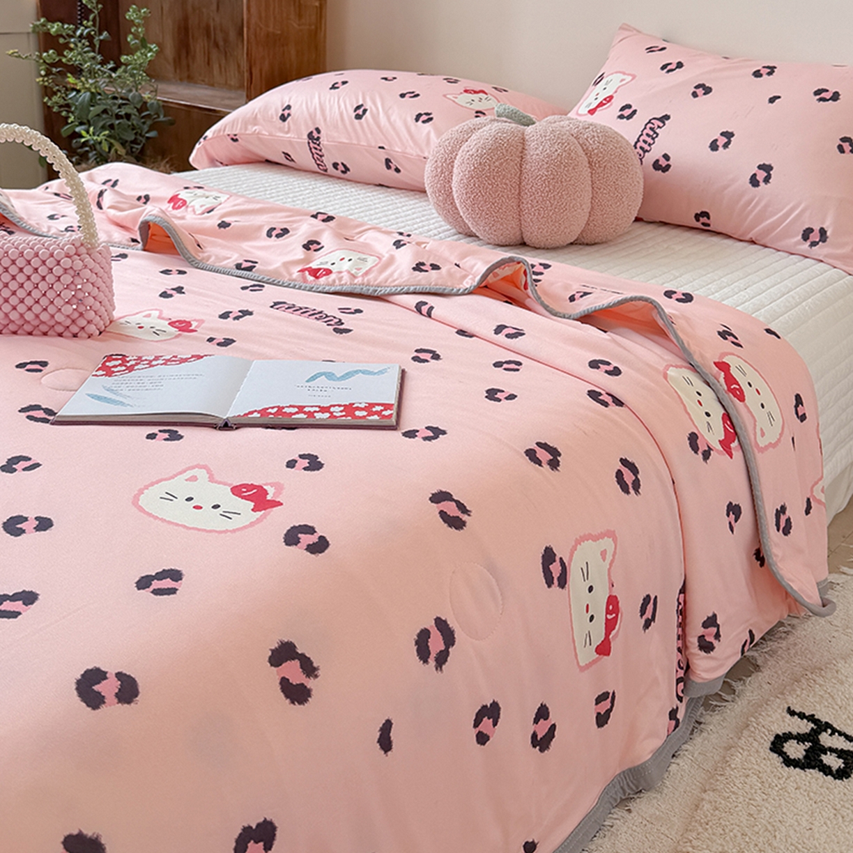 91家纺网 家纺一手货源 找家纺 桃子家居 2026新款A类卡通小清新印花高品质牛奶丝软糯针织棉包边夏被系列 针织棉-粉豹猫咪