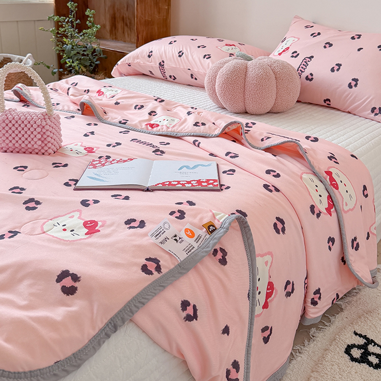 91家纺网 家纺一手货源 找家纺 桃子家居 2026新款A类卡通小清新印花高品质牛奶丝软糯针织棉包边夏被系列 针织棉-粉豹猫咪