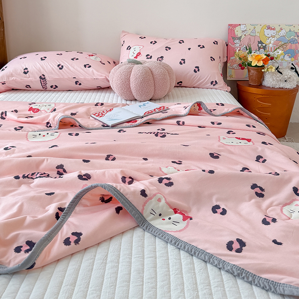 91家纺网 家纺一手货源 找家纺 桃子家居 2026新款A类卡通小清新印花高品质牛奶丝软糯针织棉包边夏被系列 针织棉-粉豹猫咪