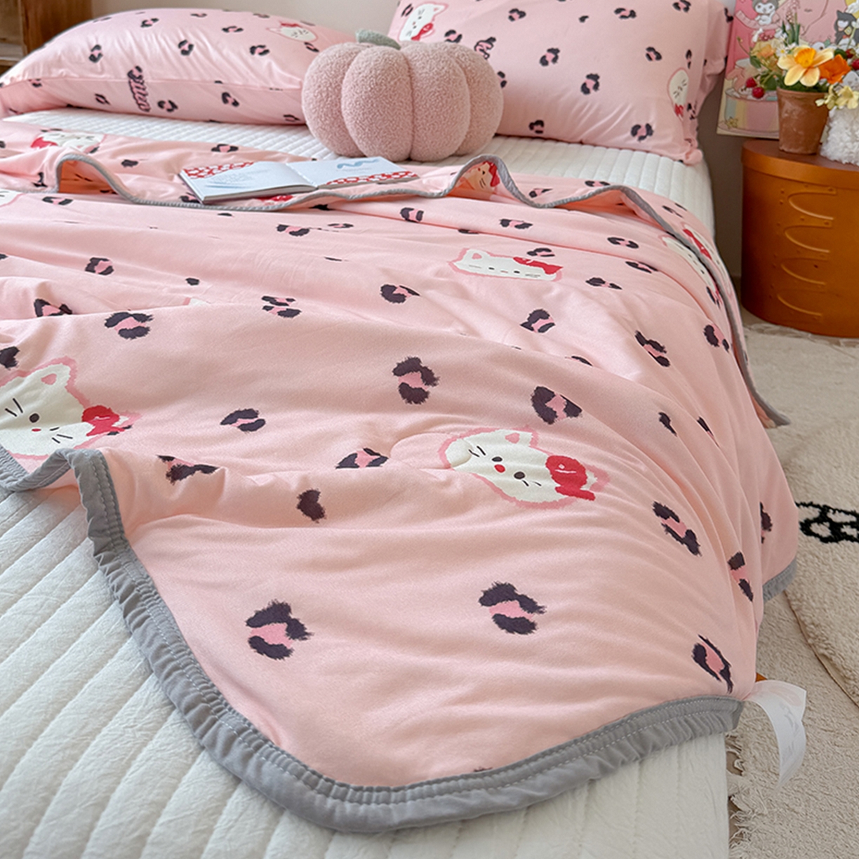 91家纺网 家纺一手货源 找家纺 桃子家居 2026新款A类卡通小清新印花高品质牛奶丝软糯针织棉包边夏被系列 针织棉-粉豹猫咪