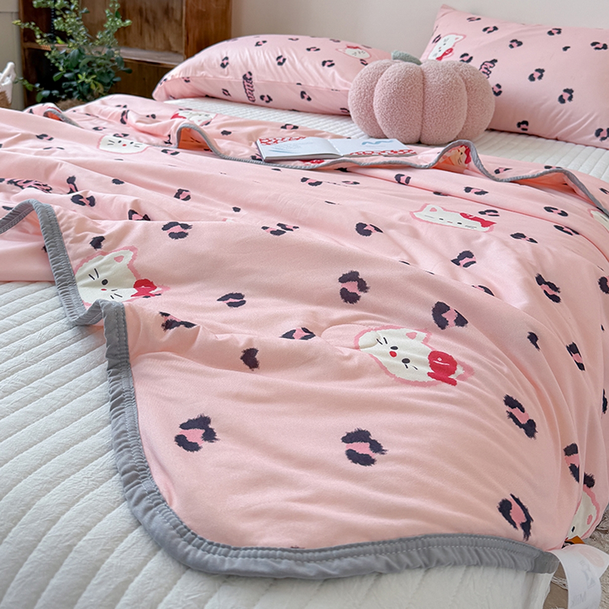 91家纺网 家纺一手货源 找家纺 桃子家居 2026新款A类卡通小清新印花高品质牛奶丝软糯针织棉包边夏被系列 针织棉-粉豹猫咪