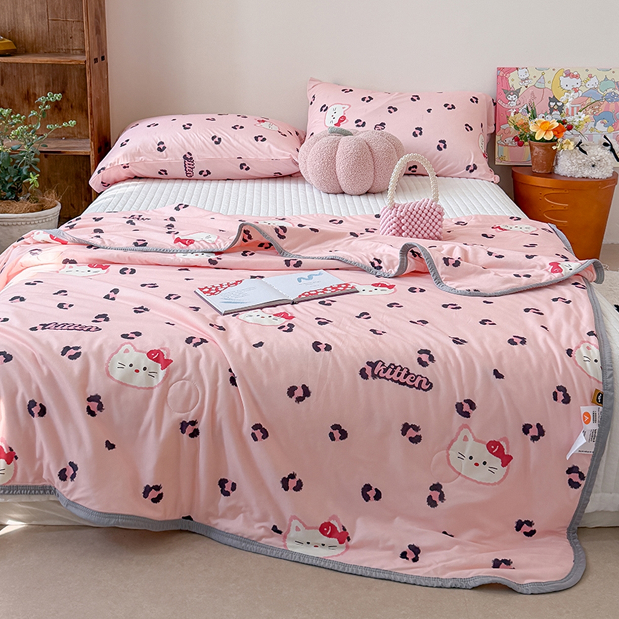 91家纺网 家纺一手货源 找家纺 桃子家居 2026新款A类卡通小清新印花高品质牛奶丝软糯针织棉包边夏被系列 针织棉-粉豹猫咪